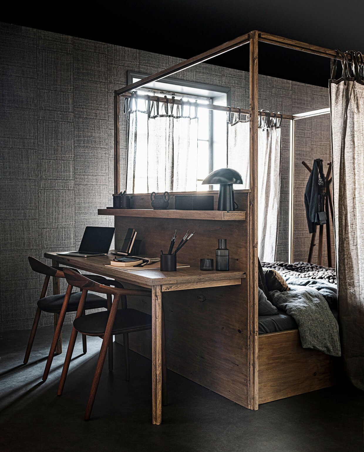 Vloer vtwonen Novilon Kwarts, 200 of 400 cm breed, per meter vanaf € 56,50 (vtwonen.nl). Behang Twine in kleur Warm Steel uit Cameo collectie, 0,70×8,5 m (bxl), per rol € 199,- (arte-international.com). Lakverf op raamkozijn Ground Pepper, per liter € 57,30 (pure-original.nl). Hemelbed en bureau prijs op aanvraag (com-anders.nl). Walnoothouten stoelen met leren zitting, per stuk € 853,- (kasstoor.nl). Leren organiser €96,-, dienblad met drie leren opbergers € 208,-, zwarte tafellamp € 162,- (coosdewitwonen.nl). Zwarte keramieken pot met twee handvaten € 45,- (studio-yen.nl). Houten kistje met deksel €24,99 (hm.com). Grijze glazen karaf met glas €33,90 (letoile.store). Gordijnstof Glenmoye in kleur Walnut van Designers Guild, per meter € 63,- (wva.com). Linnen dekbedovertrek in kleuren Slate en Pebble, per stuk vanaf € 139,-, linnen kussen-slopen in kleur Slate, per stuk vanaf € 28,- (bymolle.com). Wollen deken in kleur Chocolate Brown, 100×200 cm € 279,- (vachtvanvilt.nl). Notenhouten kapstok €855,- (vantil.nl). Vest €124,99, panterprint beha € 59,99, zwarte leren tas € 99,99 (twentyonewood.com). Overig privébezit.