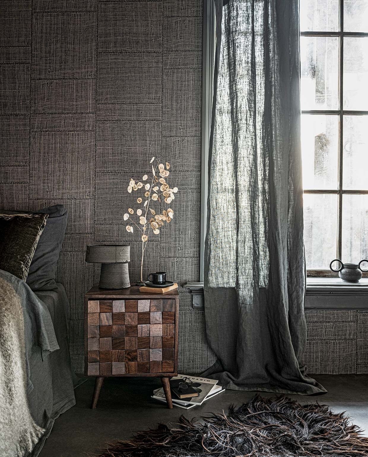 Vloer vtwonen Novilon Kwarts, 200 of 400 cm breed, per meter vanaf € 56,50 (vtwonen.nl). Behang Twine in kleur Warm Steel uit Cameo collectie, 0,70×8,5 m (bxl), per rol € 199,- (arte-international.com). Lakverf op raamkozijn Ground Pepper, per liter € 57,30 (pure-original.nl). Linnen dekbedovertrek in kleur Slate vanaf € 139,-, linnen kussensloop in kleur Slate vanaf € 28,-, mohair plaid € 199,- (bymolle.com). Grijs fluwelen kussen van William Yeoward € 96,-, gordijn gemaakt van stof Brera Lino in kleur Granite, per meter € 71,- (wva.nl). Houten nachtkastje €149,-(zarahome.com). Keramieken tafellamp €375,-, zwarte keramieken pot met dubbel handvat € 45,- (studio-yen.com). Zwarte kop en schotel € 9,99 (hm.com). Schapenvacht € 189,- (vachtvanvilt.nl). Overig privébezit.
