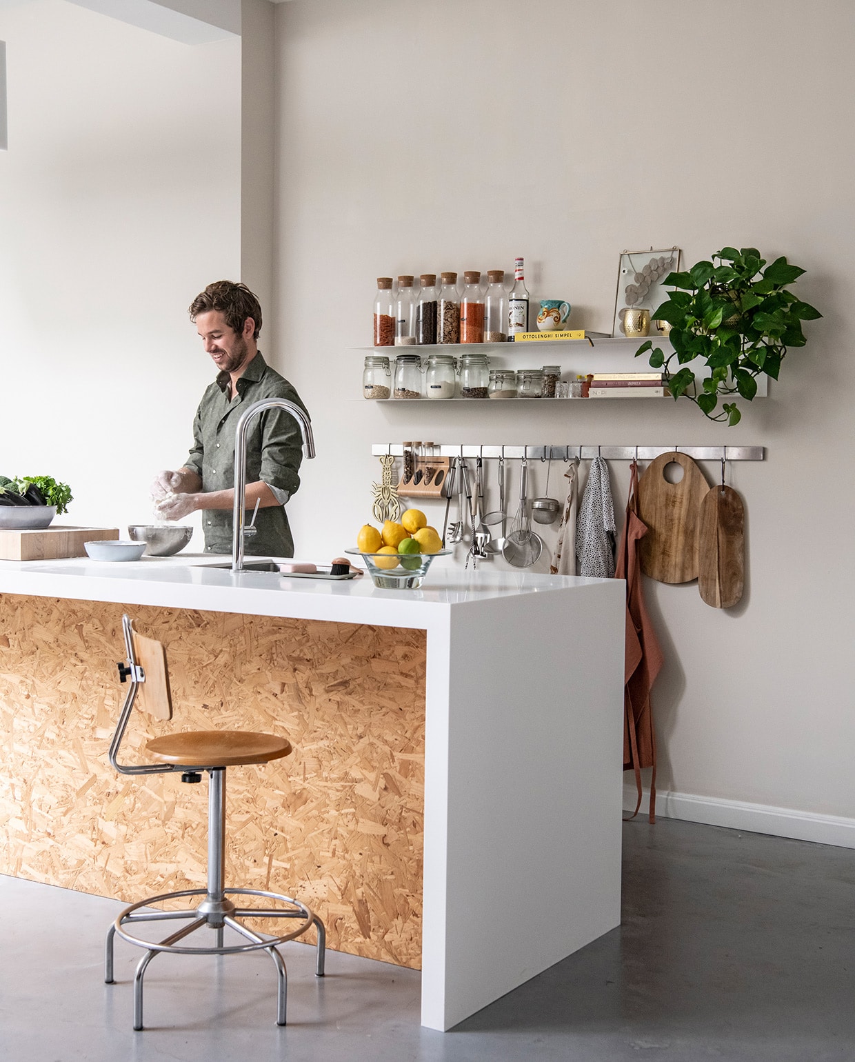 Muurverf Sandy Beach van Flexa. Keuken op maat gemaakt door Houtwerk. Kasten van Kvik. Kruk vintage. Wandplanken, kruidenrek en rvs rails met haken Ikea. Snijplanken Xenos, theedoeken Sissy-Boy. Dikke snijplank Butler, grijze schaal HKliving, peper- en zoutmolens Muuto, vijzel Boska.