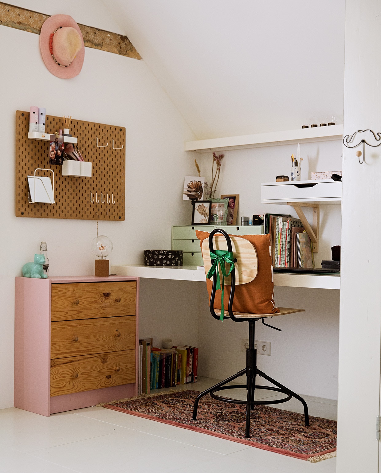 Prikbord, stoel en kast Ikea. Hoed Sissy-Boy. Kussen Ferm Living. Bureau zelfgemaakt. Kleed souvenir uit Zweden.