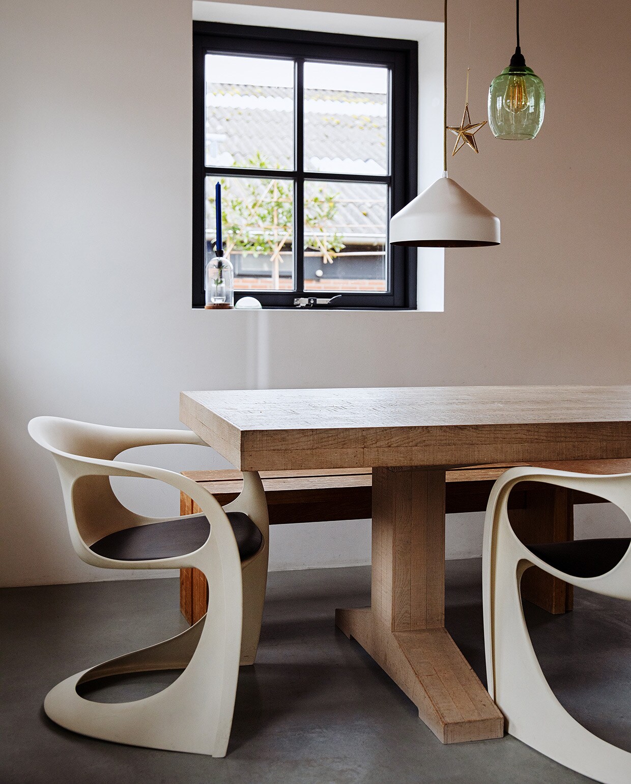 Witte hanglamp Vij5. Glazen hanglamp Lloop Copper House Doctor. Ster Marks &amp; Spencer. Stolp De Bijenkorf. Presse-papier Flowerfeldt. Tafel Piet Hein Eek. Bank zelfgemaakt. Stoelen Casala.