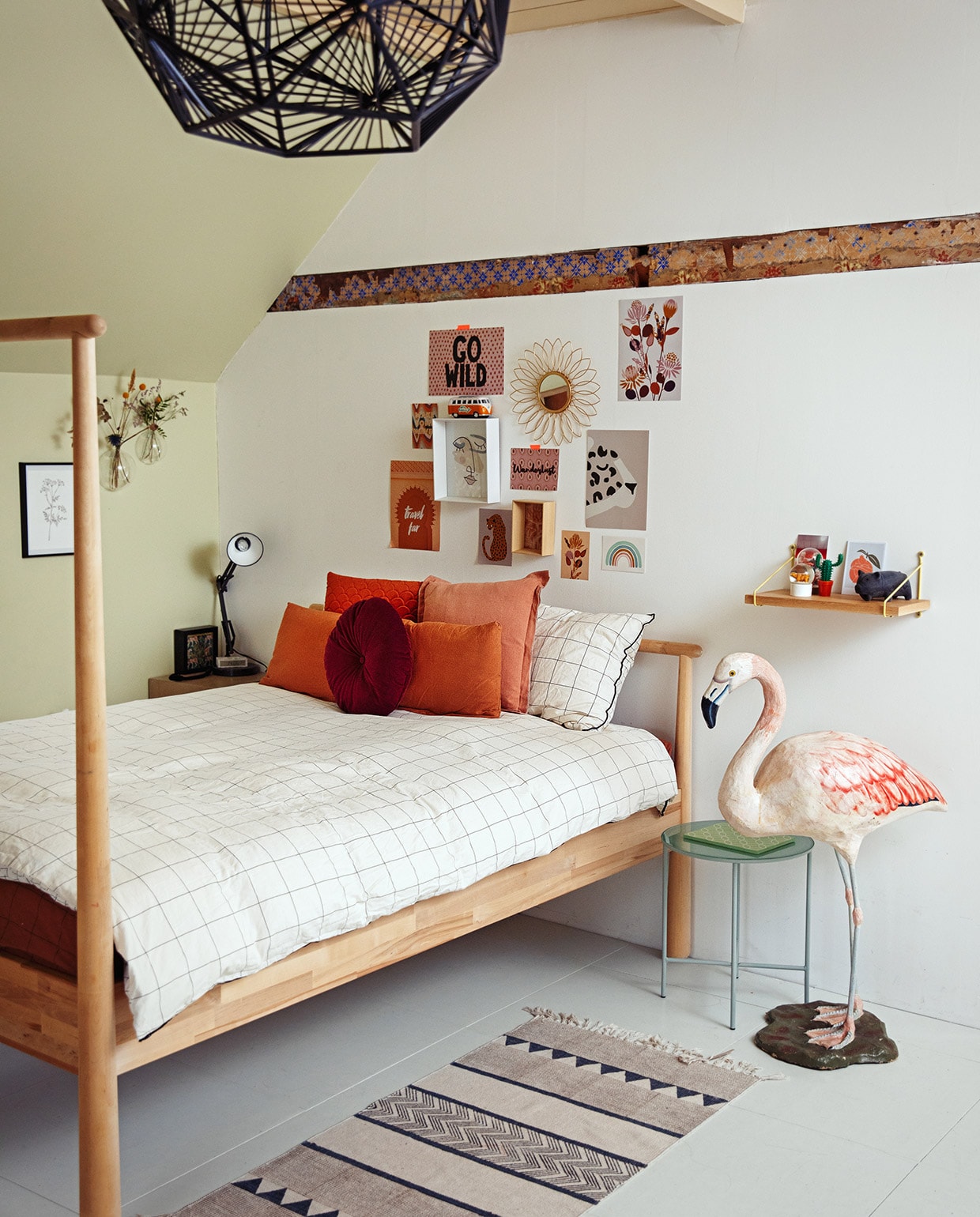 Hanglamp Philips. Bed Ikea. Beddengoed La Redoute. Kleed Kwantum. Flamingo erfstuk. Tafel Karwei. Nachtkastje zelfgemaakt. Lamp kringloopwinkel. Wekker Lexon Flip. Vaasjes aan de muur The Recollection Antwerpen. Schilderij zelfgetekend. Kaarten Flow magazine, Madame la Poule, thejournalshop.com. Kussens Kwantum. Beddengoed Crips Sheets. Spiegel Xenos, wandplank zelfgemaakt, steuntjes kringloopwinkel. Muurverf Green Ground Farrow &amp; Ball.