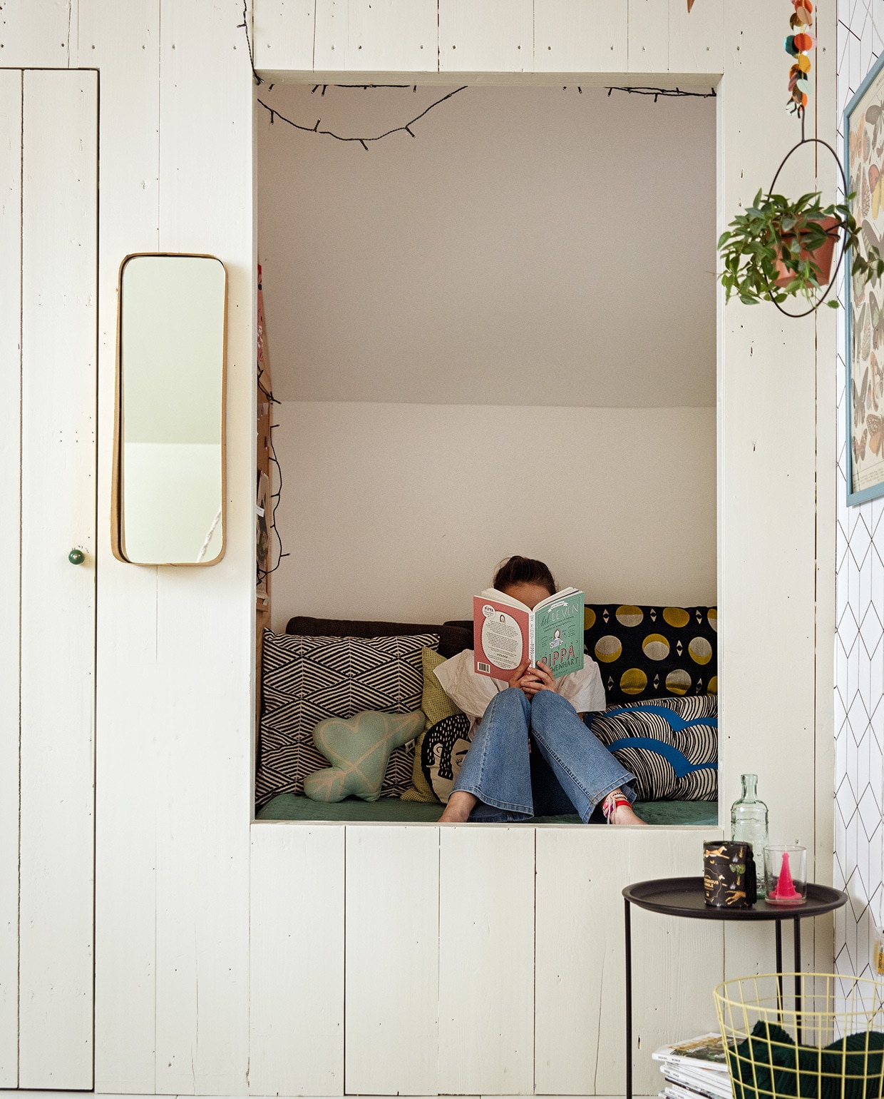 Spiegel Karwei. Matras met sprei Ferm Living. Gestreept kussen Ikea. Wolkenkussen Hema. Kussen gezicht Tiger. Planeten kussen Ikea. Vlinderposter Etsy. Mand Hay. Tafeltje Søstrene Grene. Hangplant Dille &amp; Kamille met zelfgemaakte ketting.