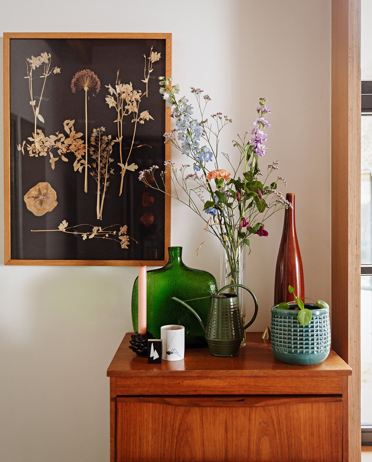 Kastje vintage. Droogbloemen in lijst gemaakt door Femke. Blauwe vaas tuincentrum. Rode vaas H&amp;M Home. Groene vaas rommelmarkt. Gieter Nordic Nest. Kandelaar Koekwaus. Witte kaarsenhouder Anna + Nina.