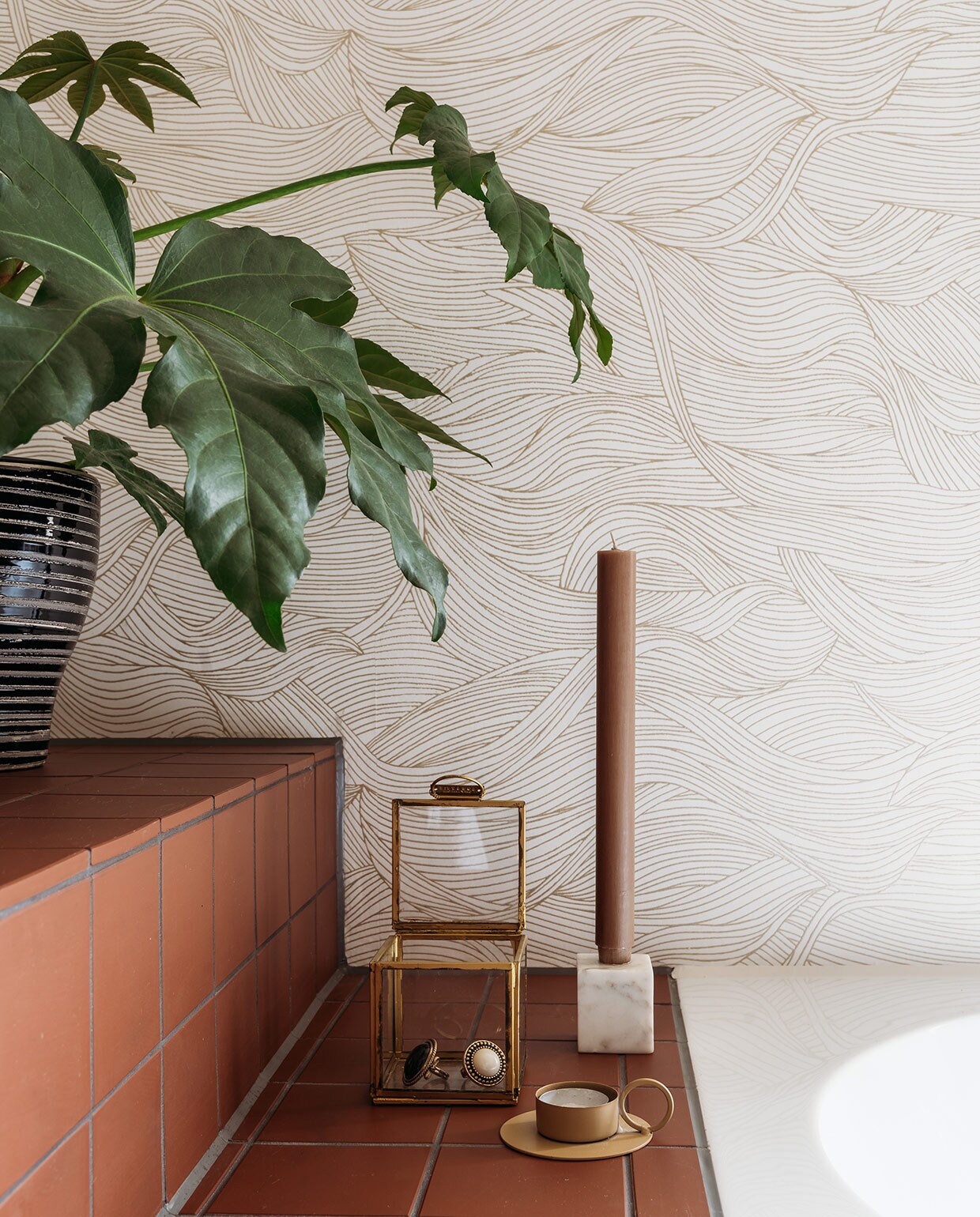 Tegels op vloer, wastafelmeubel en badombouw Vlak Rouge van Winckelmans, bovenste wandtegels Tinte Grigio Chiaro Lucido van Quintessenza. Wandlampen art deco van Flore via Lampenlicht.nl, spiegel House Doctor. Waskommen Stilo van Ben, kranen Cadans XL van Wiesbaden Sanitair. Spiegelbakje Zara Home, plantenpot kringloop. Behang Blossom Alula van Casamance. Kim heeft het twee keer met decorateursvernis van Polyvine behandeld.