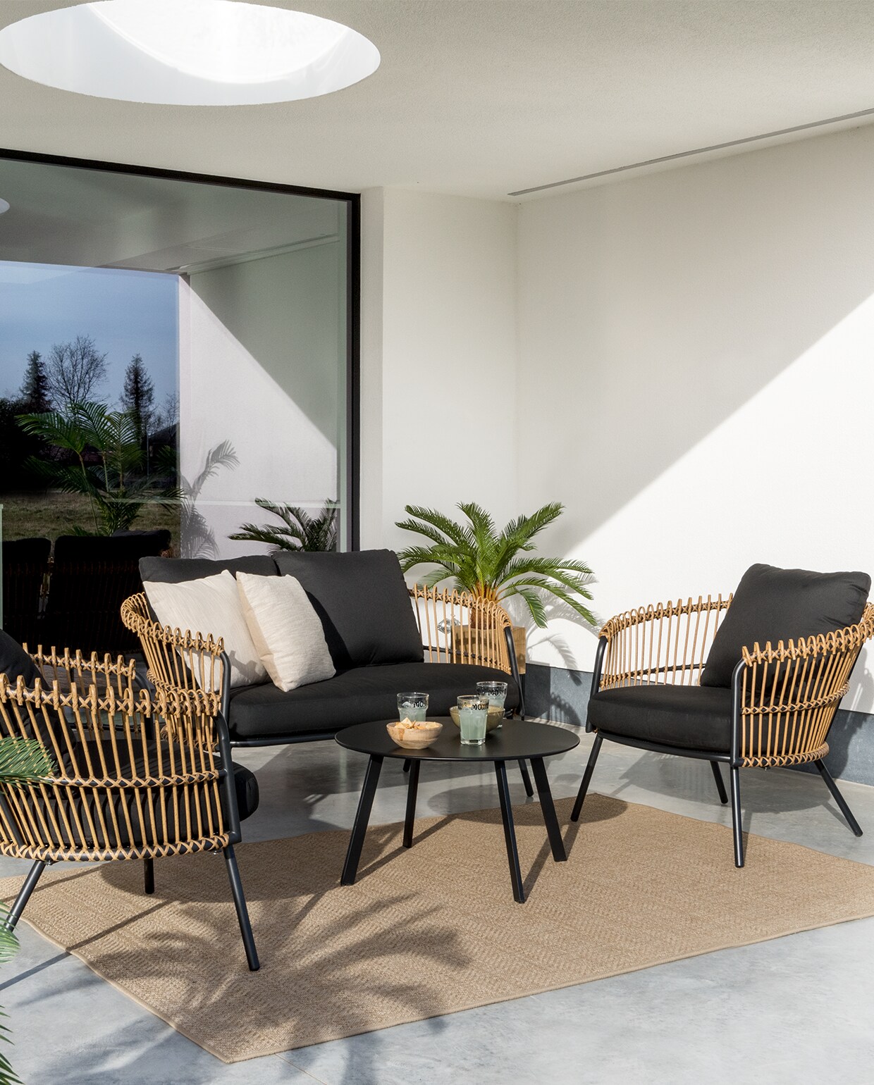 , kunstriet en staal, 72x82x147 cm, €399 – , kunstriet en staal, 72x90x82 cm, €249