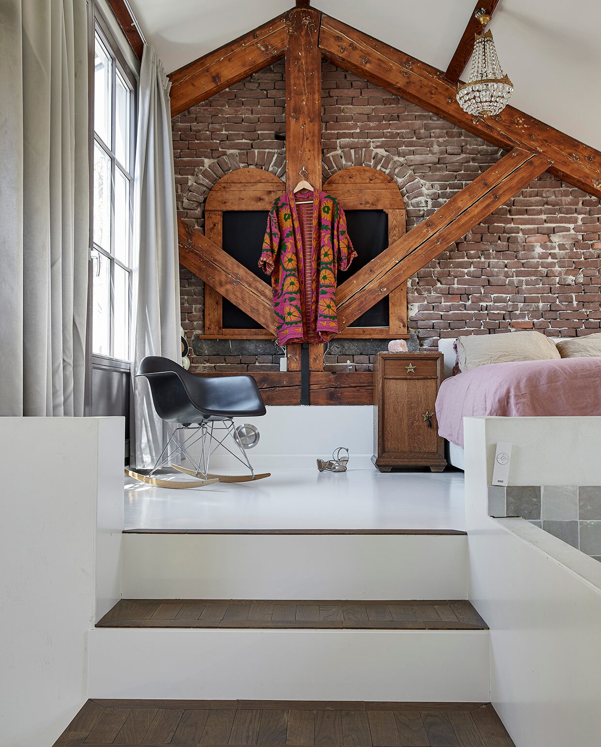 Nachtkastje Van Dijk &amp; Ko. Beddengoed H&amp;M Home. Himalaya-lamp Noordermarkt. Eames-stoel van Vitra. Gordijnen Decoline. Kroonluchter Amsterdam Yard Sale. Vintage jas @donebymyselfblog. Betonnen gietvloer wit geschilderd., , , ,