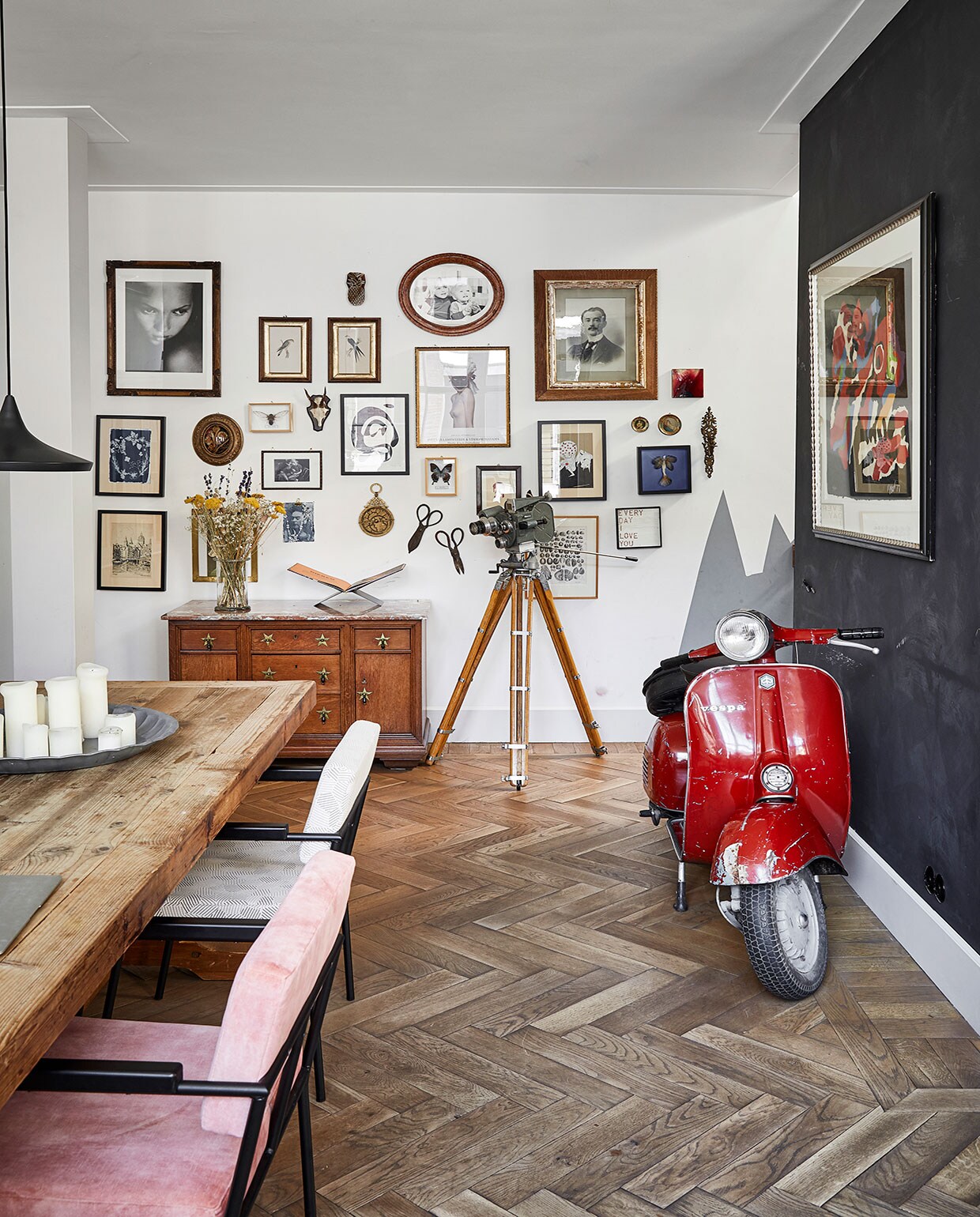 Muurverf Leliewit van Histor en Graphite van CarteColori. Vloer groothandel. Scooter gekregen van Richards vader. Kast Van Dijk &amp; Ko, boekenstandaard Mendo. Camera boedelverkoop. Aan de muur v.l.n.r. Ananas Anna+Nina. Schilderij met vogel Venduhuis de Eland. Ronde lijst Amsterdam Yard Sale. Ingelijste foto uit boedelverkoop. Rode tegel tweedehands. Zwart-wit schilderij Cate Adriana. Ingelijste poster Inez &amp; Vinoodh via Moam. Schilderij op karton Kunsthaus Tacheles. Ronde werken erfstukken. Blauw werk zeemeermin gekocht van bovenbuurvrouw. Kandelaar kringloop. Zonnewijzer gekocht in Marokko. Lijst met vlinder Stenelux. Scharen boedelverkoop. Werk David Bowie Moma Londen. Print schelpen gekregen. Print Anna+Nina. Vazen in de keuken Pols Potten. Servies HKliving en vintage. Wandtegels Piet Jonker., , ,