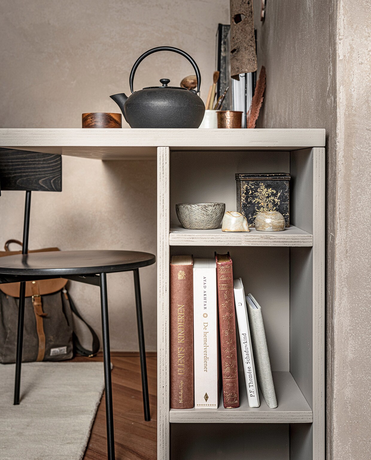 Zwarte eetkamerstoel Friday van Fest Amsterdam € 309,-, zwarte theepot van Serax € 73,-, acaciahouten theekop € 13,15, vloerkleed Raw van Hay in kleur Sand, 240×170 cm € 575,- (vtwonen.nl). Overig privébezit.