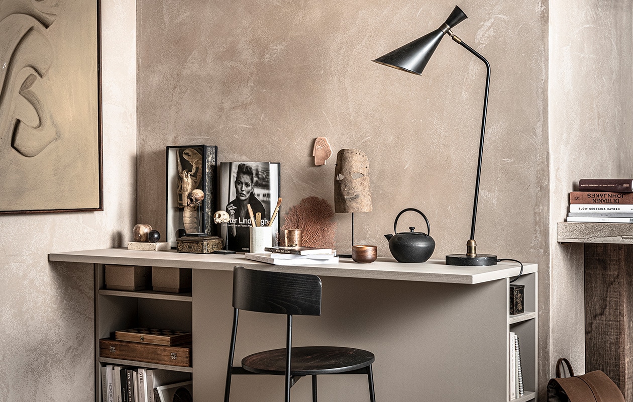 Zwarte eetkamerstoel Friday van Fest Amsterdam € 309,-, zwarte theepot van Serax € 73,-, acaciahouten theekop € 13,15, vloerkleed Raw van Hay in kleur Sand, 240×170 cm € 575,- (vtwonen.nl). Kunstwerk prijs op aanvraag (. Overig privébezit.