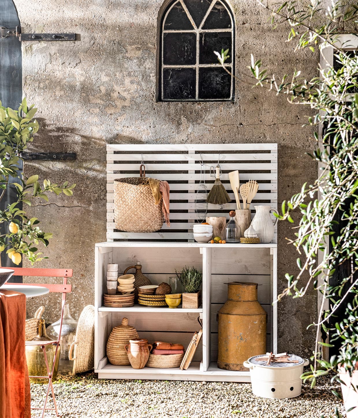 Ronde tuintafel € 309,- (loods5.nl/ design). Bistro klapstoel in Red Ochre € 71,- (dacks.nl). Oranje linnen tafelloper € 9,99, karaf met houten bol als dop € 14,99, houten borden, per stuk € 7,99, houten kommen, per stuk € 6,99, rechthoekige houten opberger € 14,99, houten snijplanken, per stuk vanaf € 14,99 (hm.com). Flesvazen, per stuk vanaf € 20,-, fles met gevlochten buitenkant € 20,- (vandijkenko.nl). Zeegras manden op de grond, per stuk vanaf € 19,95, keramieken schalen met wit geglazuurde rand, per stuk € 9,-, gele schotels, per stuk € 18,-, houten lepels, per set van drie € 9,95, keramieken bekers, per stuk € 11,-, houten schaaltjes, per stuk € 12,95, geel keramieken borden, per stuk vanaf € 18,-, gele keramieken kommen, per stuk € 11,- , glazen karaf € 23,50, terracotta pot € 57,50, zeegras mand met leren hengels € 14,95 (householdhardware.nl). Rotan opberger met leren lus € 15,-, geel linnen servet, set van 2 € 7,90, houten potten, per stuk vanaf € 36,- (loods5.nl). Vis grilltang € 3,25, vleestang € 2,95, tafelveger € 4,95, tafelkleden in roze en oranje, per stuk € 22,95, barbecue € 29,95 (dille-kamille.nl). Terracottalook pot van Ecopots Amsterdam, per stuk vanaf € 35,99 (vtwonen.nl). Gele melkkan, vanaf € 45,- (burbri.nl). Planten en bomen (greenlifestylestore.nl). Overig privébezit.