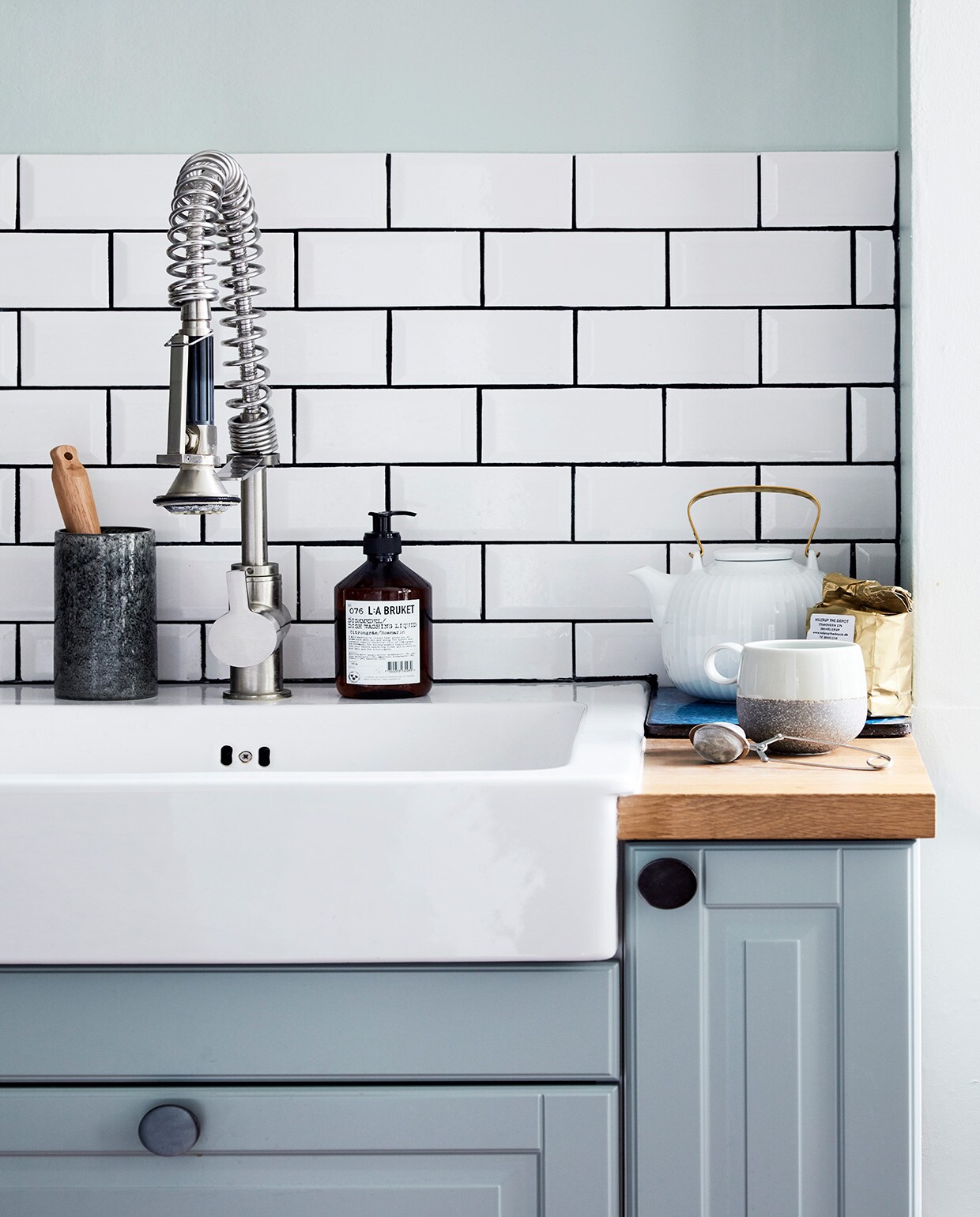 Muurverf 7555 Soft Mint van Jotun, verf kasten 7163 Minty Breeze van Jotun. Keuken was al aanwezig, Hammershøi theepot Kähler, overige keukenaccessoires Ikea, Tchibo en Georg Jensen Damask. Tegels Fired Earth en Arttiles.