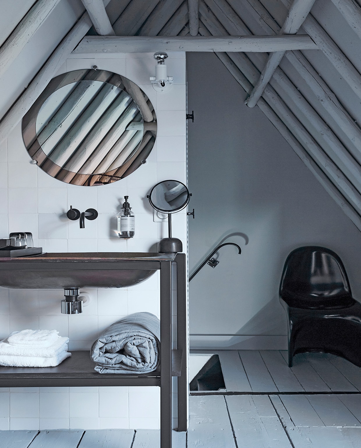 Roodkoperen oude kaasbak vintage, zelf industrieel onderstel onder geplaatst. Kraan Vola, ronde spiegel boven wasbak vintage. Grijze plaid Zara Home. Losse spiegel Baden Baden Interior. Stoel Verner Panton van Vitra, Verlichting Modular via BigBrands.