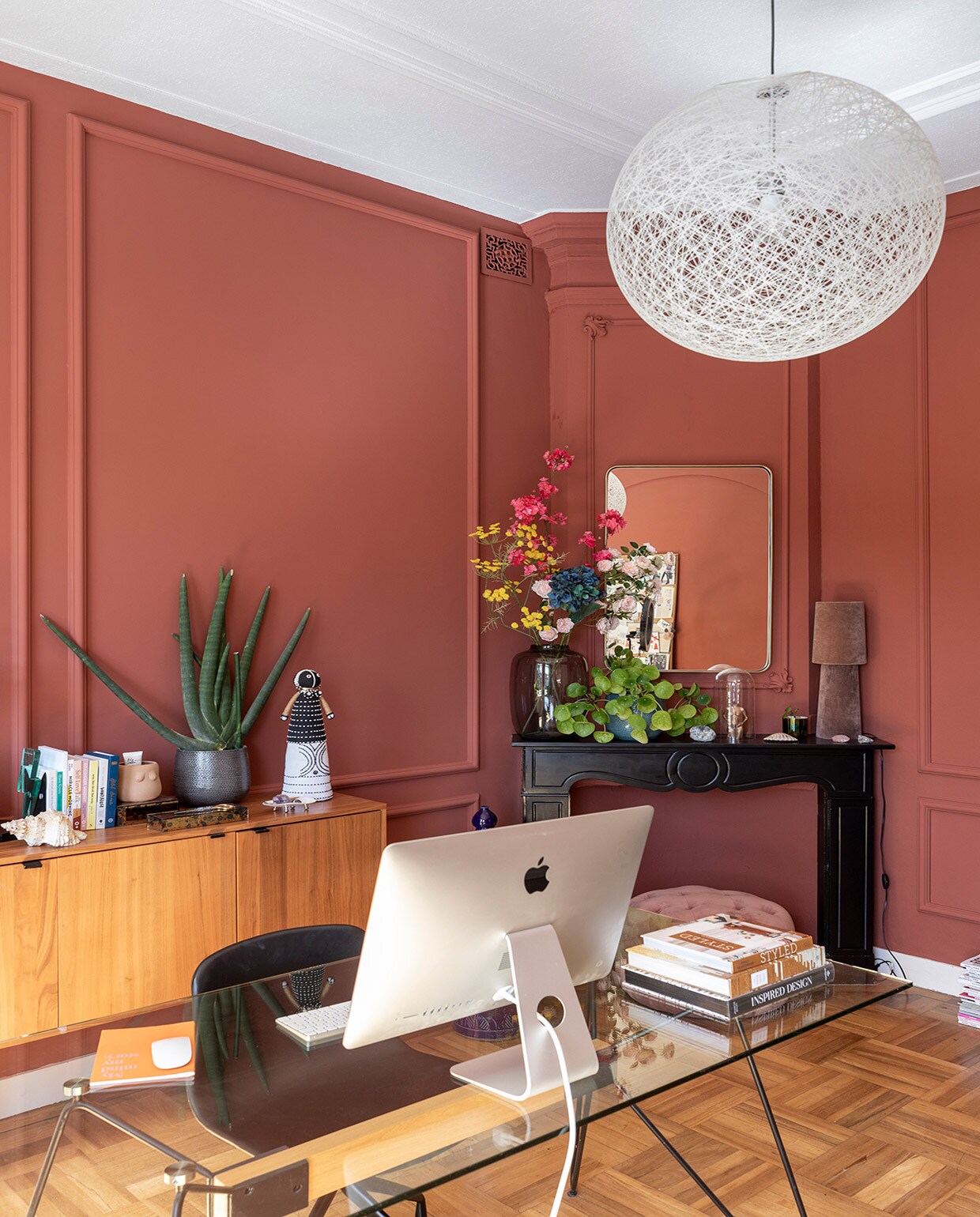 Muurverf Picture Gallery Red van Farrow &amp; Ball, originele vloer uit 1889, hanglamp Moooi, dressoir Karwei, bureau Made, zwarte stoel Hay, blauwe vaas uit Bali, spiegel Westwing. Op het dressoir: tweekleurenlamp kap kringloop, , voet Yaya. Kleine vaas Des Pots. Goud-zwarte lamp H&amp;M Home. Blauwe vaas en kunstbloemen Jasmijn Bloembinders. Klein voorwerp voor blauwe vaas Jaspis steen. Op de schouw: roze lamp kap kringloop, voet Yaya. Citroenboom en pot ’s Zomers Bloemen.