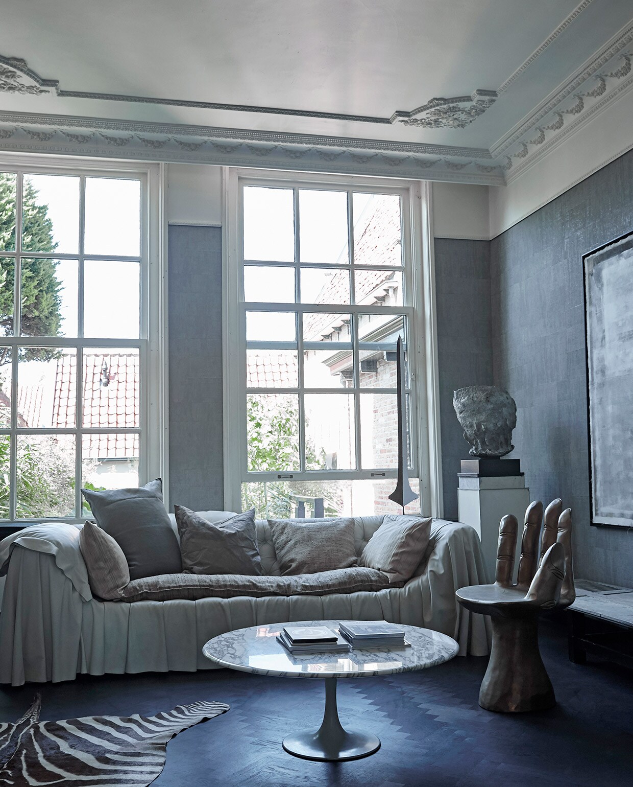 Leren bank Bohémien van Busnelli, kussens op bank gemaakt van stoffen van Emery &amp; Cie. Stalamp Fortuny van Pallucco. Marmeren tafel Knoll, gouden stoel/hand Pols Potten, witte tv Bang &amp; Olufsen. Zebrahuid en kunstwerk Nrdrhvn91.