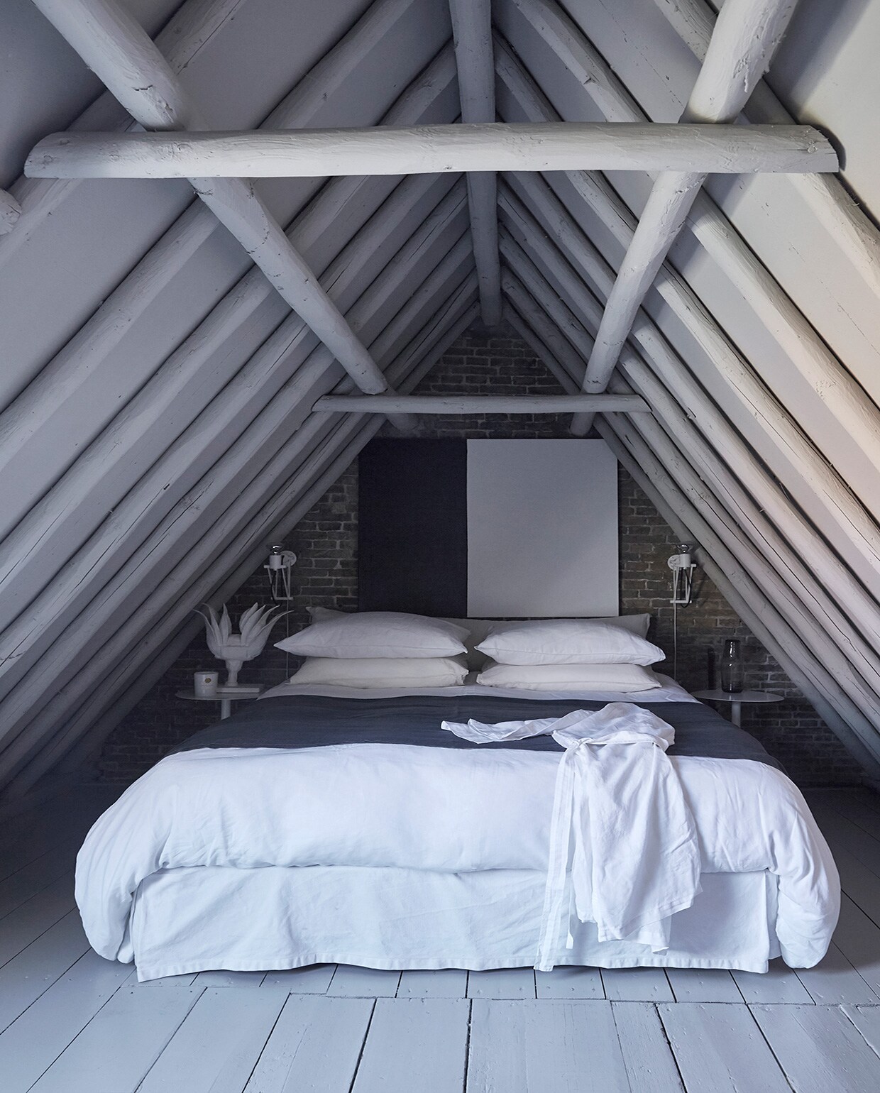 Balken en vloer geschilderd in RAL 7044. Linnen beddengoed H&amp;M en Suite702. Modular-lampen via BigBrands. Artwork , papier-maché object Mirjam Franken.
