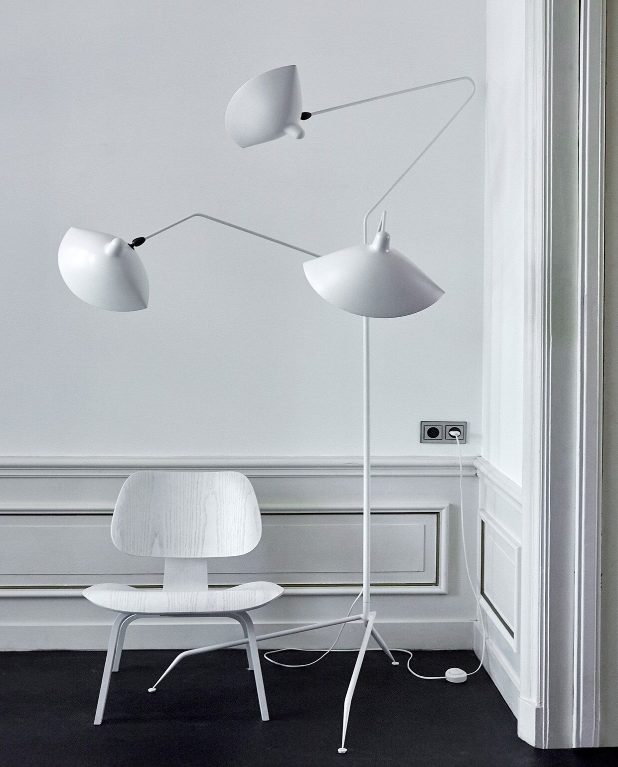 Stoel Plywood Vitra, witte stalamp Serge Mouille.