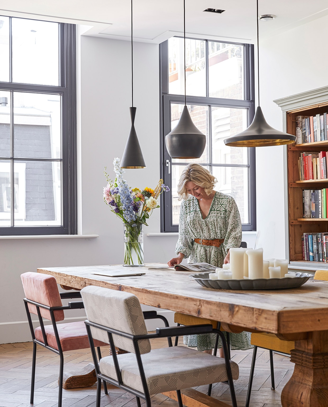 Stoelen Fest. Dienblad De Weldaad. Vaas laboratoriumverkoop. Hanglampen Tom Dixon. Boekenkast vintage. Herkomst tafel onbekend.