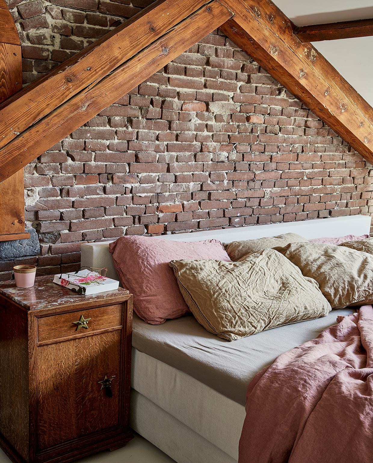 Nachtkastje Van Dijk &amp; Ko. Beddengoed H&amp;M Home. Beker HKliving.
