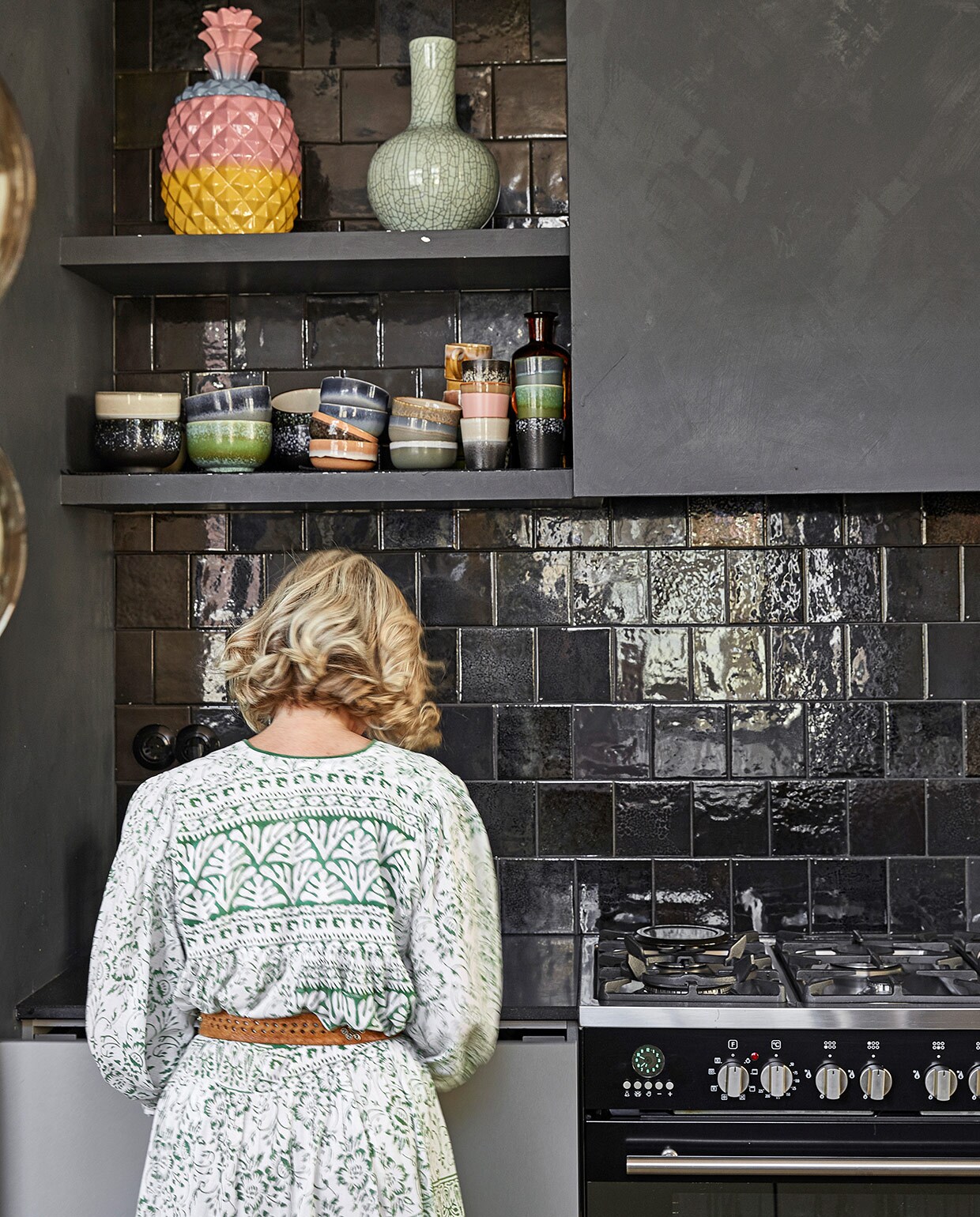 Vazen in de keuken Pols Potten. Servies HKliving en vintage. Wandtegels Piet Jonker