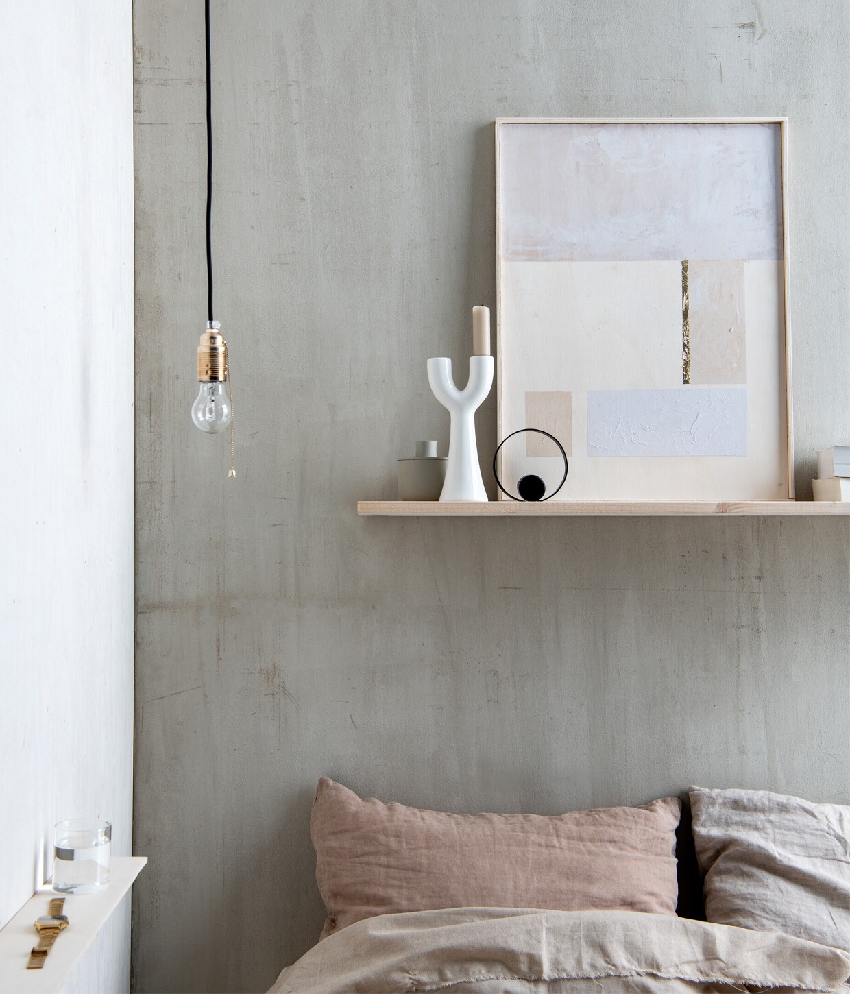 Kandelaar wit keramiek € 3,99, zwarte ronde kandelaar € 2,17 (sostrenegrene.com). Waterglas € 1,75, grijs metalen potje € 9,95 (dille-kamille.nl). Kussen IB Laursen € 23,95 (loods5.nl). Kussen linnen Blush € 59,- (bymolle.com). Kaars € 1,95 (zaanschfaamwebshop.nl)
