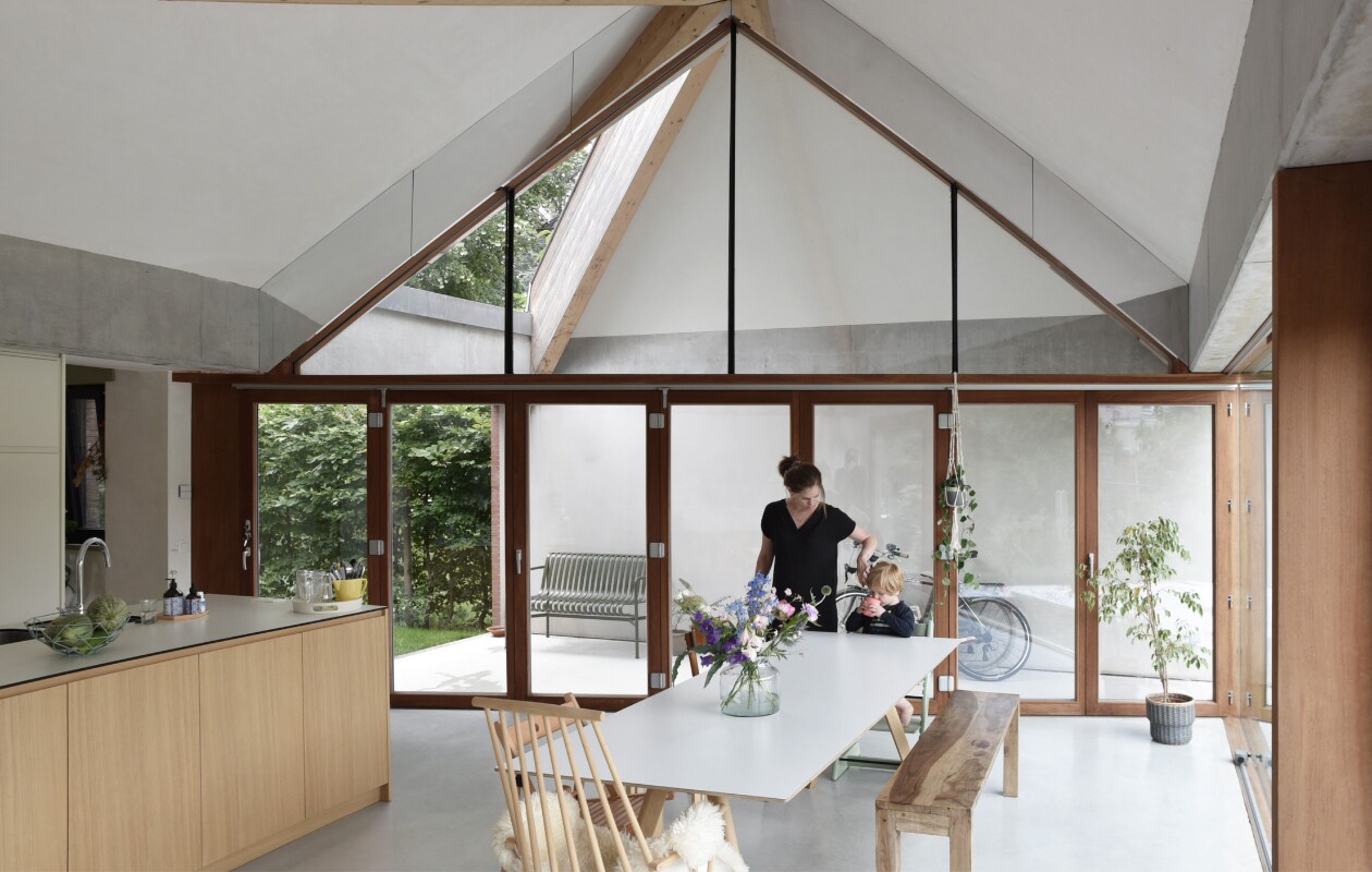 Deze Gentse burgerwoning werd volledig gerenoveerd en uitgebreid met een leefkeuken. (Oost-Vlaanderen) | Architecten: Michael Callant, Jo Vinken, Bas Meulman