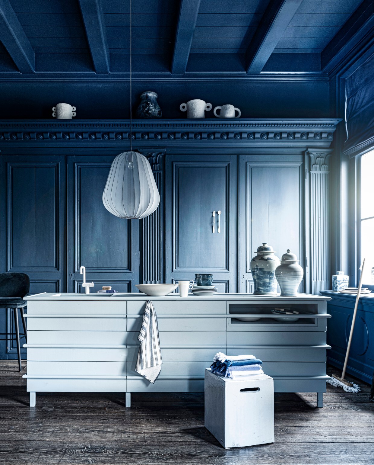 Blauw-witte potten, per stuk € 149,95, vierkante pot € 44,95, bezem € 13,95(loods5.nl). Witte pot van Serax bovenin links € 54,-, witte pot bovenin midden € 54,-,kraan prijs op aanvraag, witte schaal, prijs op aanvraag, vierkante kruk € 2241,-(badenbaden.nl). Donkere grote vaas boven op plank, set van 4 € 1936,-, 18e-eeuwsehouten vloer, per m² € 168,19 (pietjonker.nl). Gordijnstof 295 breed, per meter€ 103,- (wva.nl). Keukeneiland prijs op aanvraag (com-anders.nl). Vork en lepel€ 40,- (lisannevanzanten.nl). Hamamdoeken vanaf € 9,60 (ottomania.nl). Gestreeptetheedoeken, set van 3 € 9,99 (hm.com). Barkruk € 2174,- (covanderhorst.nl). Zeep€ 22,50, zeepborstel € 11,50, notitieboeken per stuk € 19,95 (maisonnl.com). Wittemok € 8,95, blauw-wit bord € 13,95 (hkliving.nl). Houten dienblad Zanat € 113,-(homestede.nl). In het midden bord van Leonardo, Ø 23 cm € 9,95, blauwe kom vanLeonardo, Ø 15 cm € 9,95, Balloon hanglamp van Bolia € 469,- (vtwonen.nl).Overig privébezit.