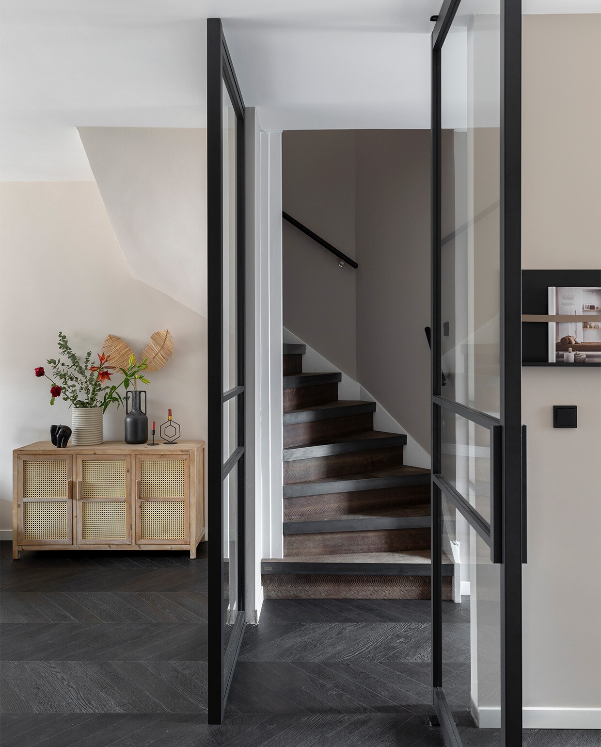 Stalen deur van Gewoon Gers. Kleur op de muur Urban Taupe Flexa Trap Decor Clay, motief Cobra Upstairs Spiegel Donna Eijerkamp Kapstok met 3 haken Eijerkamp Kapstok met 5 haken Eijerkamp Kapstok met 7 haken Eijerkamp. Dressoir Bandung Xenos. Vaas beige Aleray van Kave Home vtwonen Vaas van HKliving vtwonen Decoratieblad Dinnerware Eijerkamp Kaarsenhouder Hexagon Housevitamin Kaarsenhouder zwart Housevitamin Bloemen Bloemenweelde Amsterdam Planten Bloemenweelde Amsterdam Overig privébezit JA | vtwonen weer verliefd op je huis seizoen 14, aflevering 4 | styling Eva van de Ven | fotografie Margriet Hoekstra