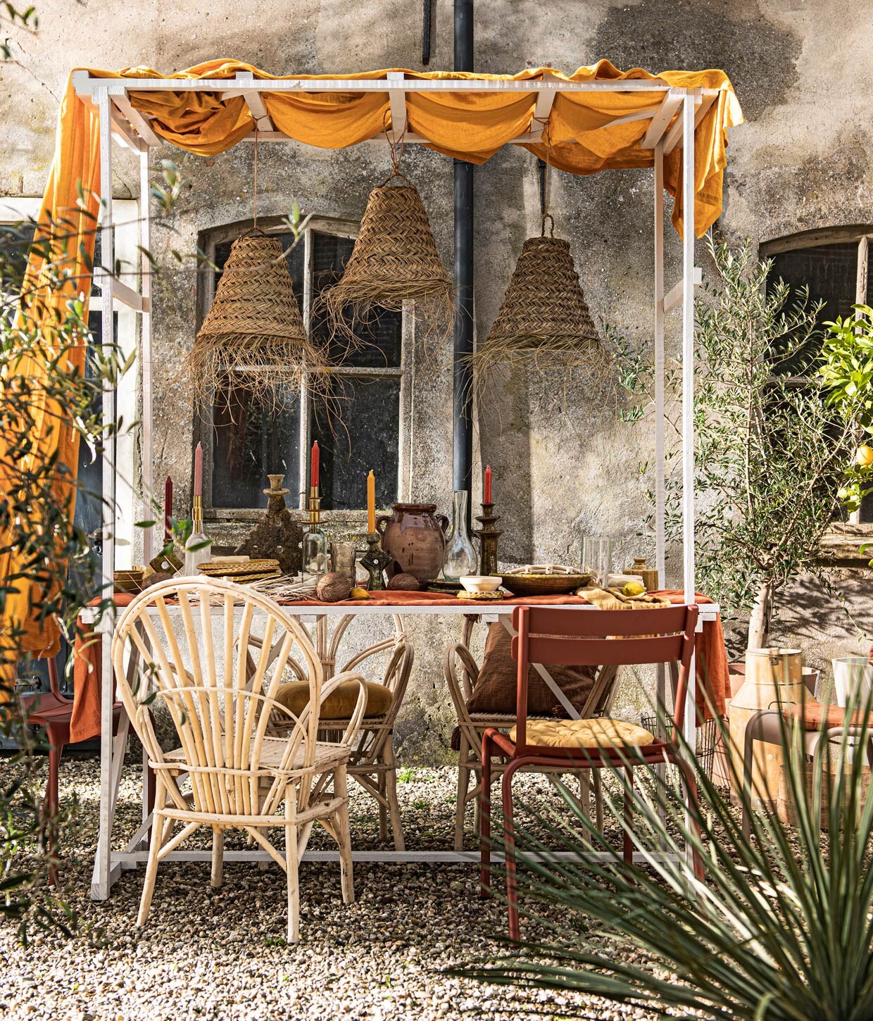 Tafelkleden, per stuk € 39,99 (hm.com). Tuinstoelen in kleuren Red Ochre en Nutmeg, per stuk € 225,- (dacks.nl). Wilgenhouten stoelen, per stuk € 139,-, zeegras hanglampen, per stuk € 69,-, fleskandelaar, per stuk vanaf € 16,95, keramieken kandelaren, per stuk vanaf € 25,-, kommen per stuk € 11,-, borden per stuk vanaf € 18,-, terracotta pot € 57,50, glazen karaf, per stuk vanaf € 17,95, houten schaaltjes, per stuk € 12,95, gele keramieken schaal € 47,- (householdhardware.nl). Stoelkussens in geel en oranje, per stuk € 12,95, rond velours kussen € 16,95 (dille-kamille.nl). Gele en grijze glazen, per stuk vanaf € 6,95, okergeel keramieken potje € 12,95 (loods5.nl). Gele melkkan, vanaf € 45,- (burbri.nl). Houten teil € 15,- (vandijkenko.nl). Betonlook potten van Ecopots Amsterdam, per stuk vanaf € 35,99 (vtwonen.nl). Planten en bomen (greenlifestylestore.nl)