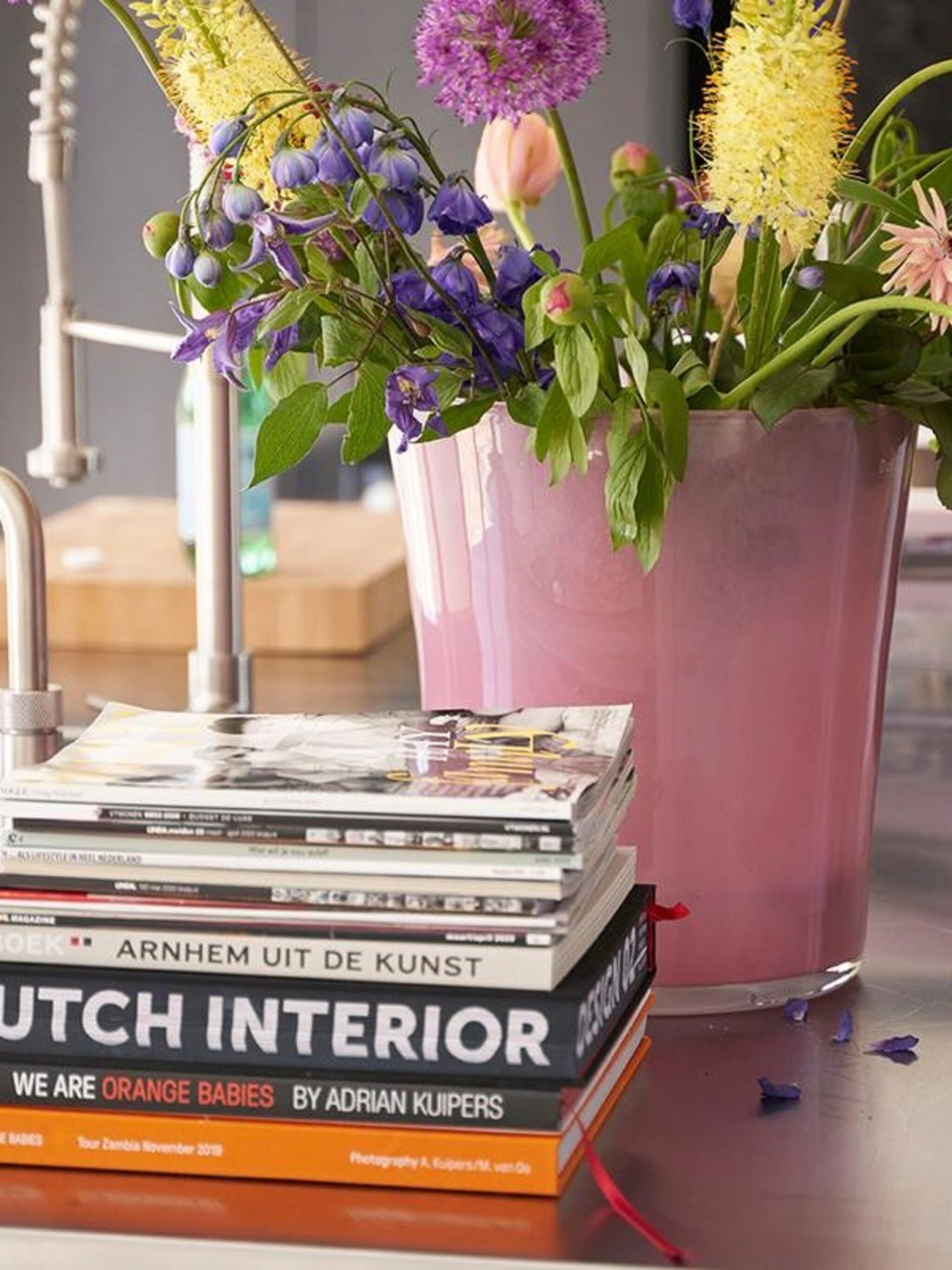 stylen met boeken creatieve opbergplekken in huis