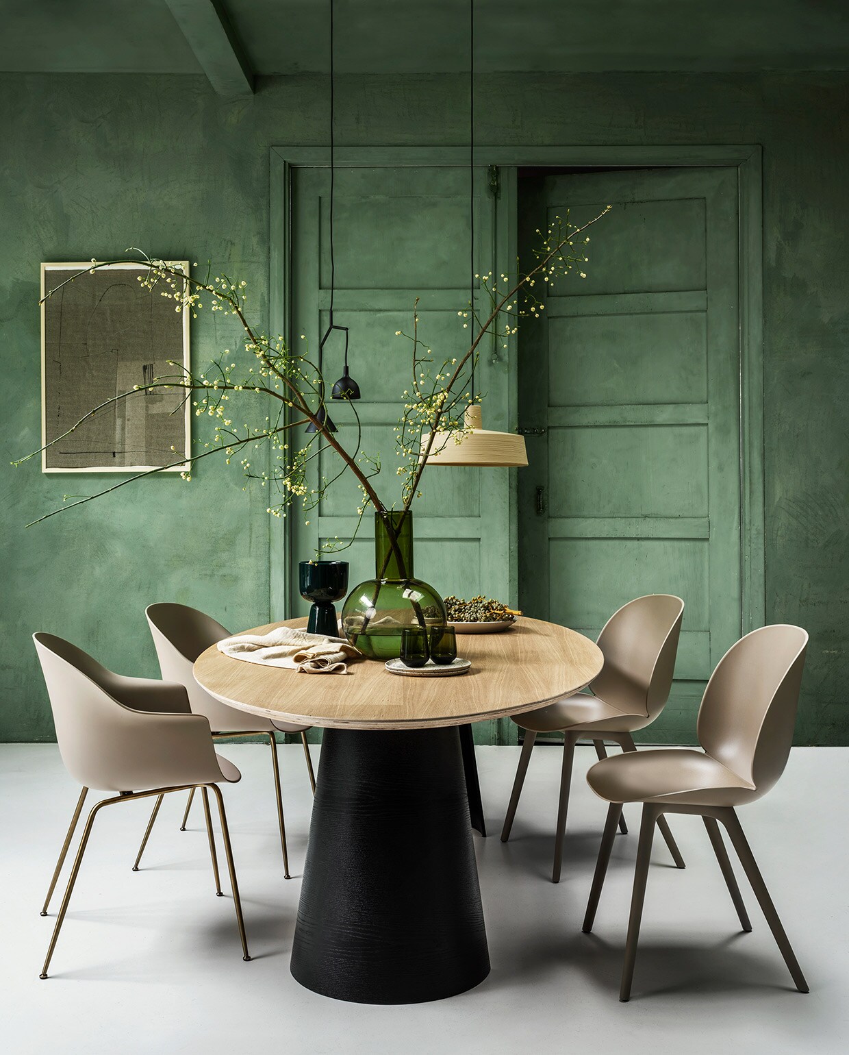 Eikenfineer tafel Arp, 260x120x75 cm (lxbxh) € 2225,- (loods5.nl). Stoelen Beetle en Bat van Gubi vanaf € 349,-, zwarte hanglamp Menu € 249,-, zandkleurige hanglamp Marset € 574,-, groene glazen vaas HKliving € 99,95, linnen tafelkleed van vtwonen € 79,95 (vtwonen.nl). Ingelijste textielkunst Fant € 495,-, keramieken borden en schaal vanaf € 35,- (sukha.nl). Donkergroene aardewerk pot op voet € 69,-, groene waterglazen per 2 € 64,90 (iittala.com). Kalkverf Lagune, per liter € 48, (cartecolori-dialma.nl).