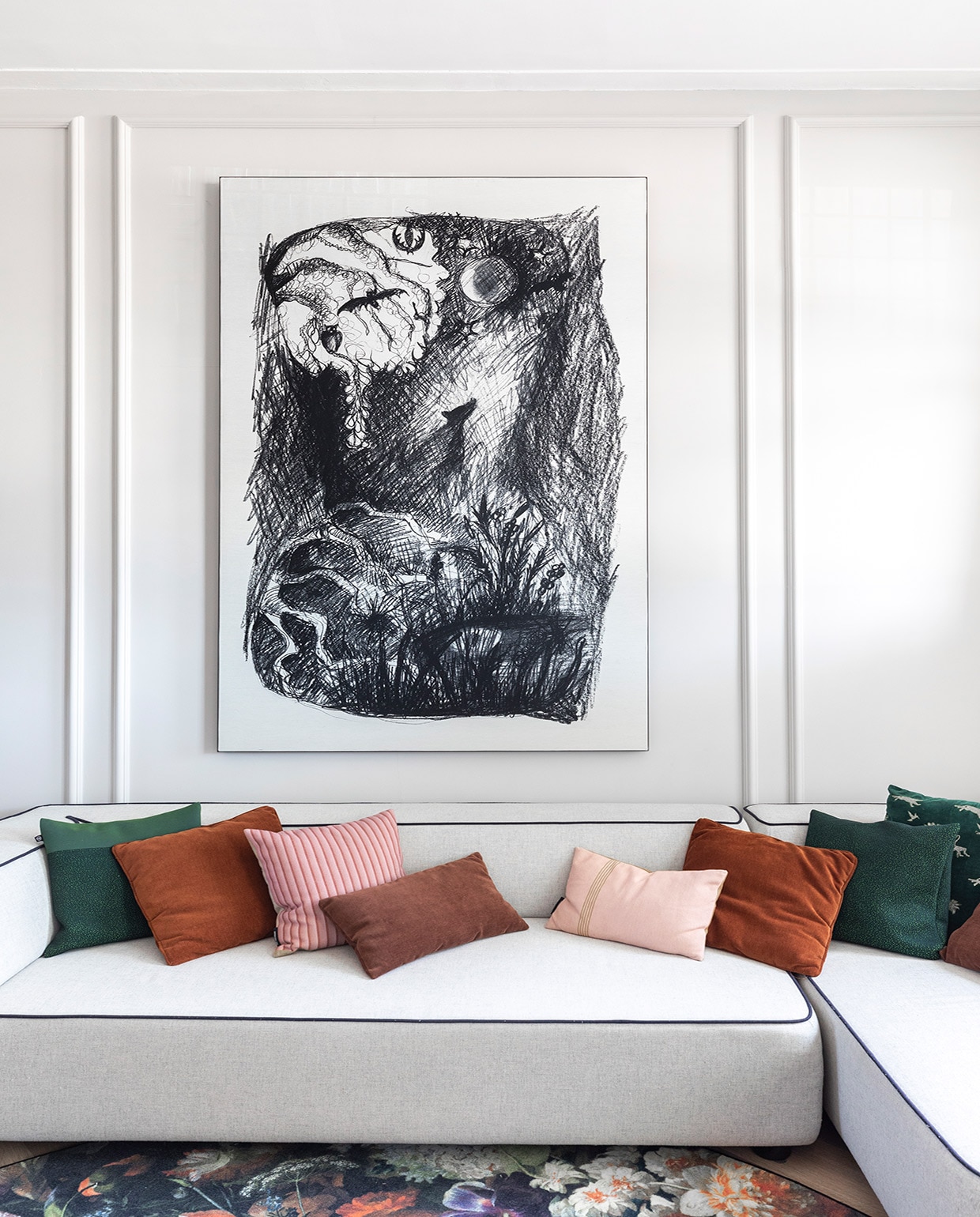 Muurverf Cornforth White Farrow &amp; Ball, bank Fest Amsterdam, kussens Fest Amsterdam en Riverdale, kunstwerk Patricia Urquiola voor Moroso, vloerkleed Moooi