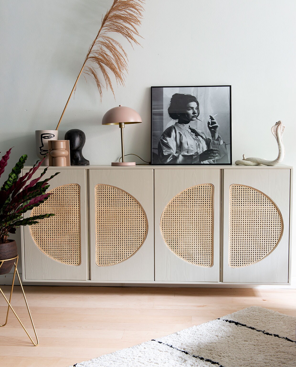 Kast , zelf cirkels uitgefreesd en met pitriet omgebouwd tot webbingkast, geverfd met van Farrow &amp; Ball. Vaas gezicht  voorste vaas en object gezicht . Lamp  Portretfoto van buurjongen gekregen. Beeld cobra vintage vondst. Plantenstandaard  plant Calathea. Vloerkleed , bankhoes . Muurverf verkeerswit Ral 9016.