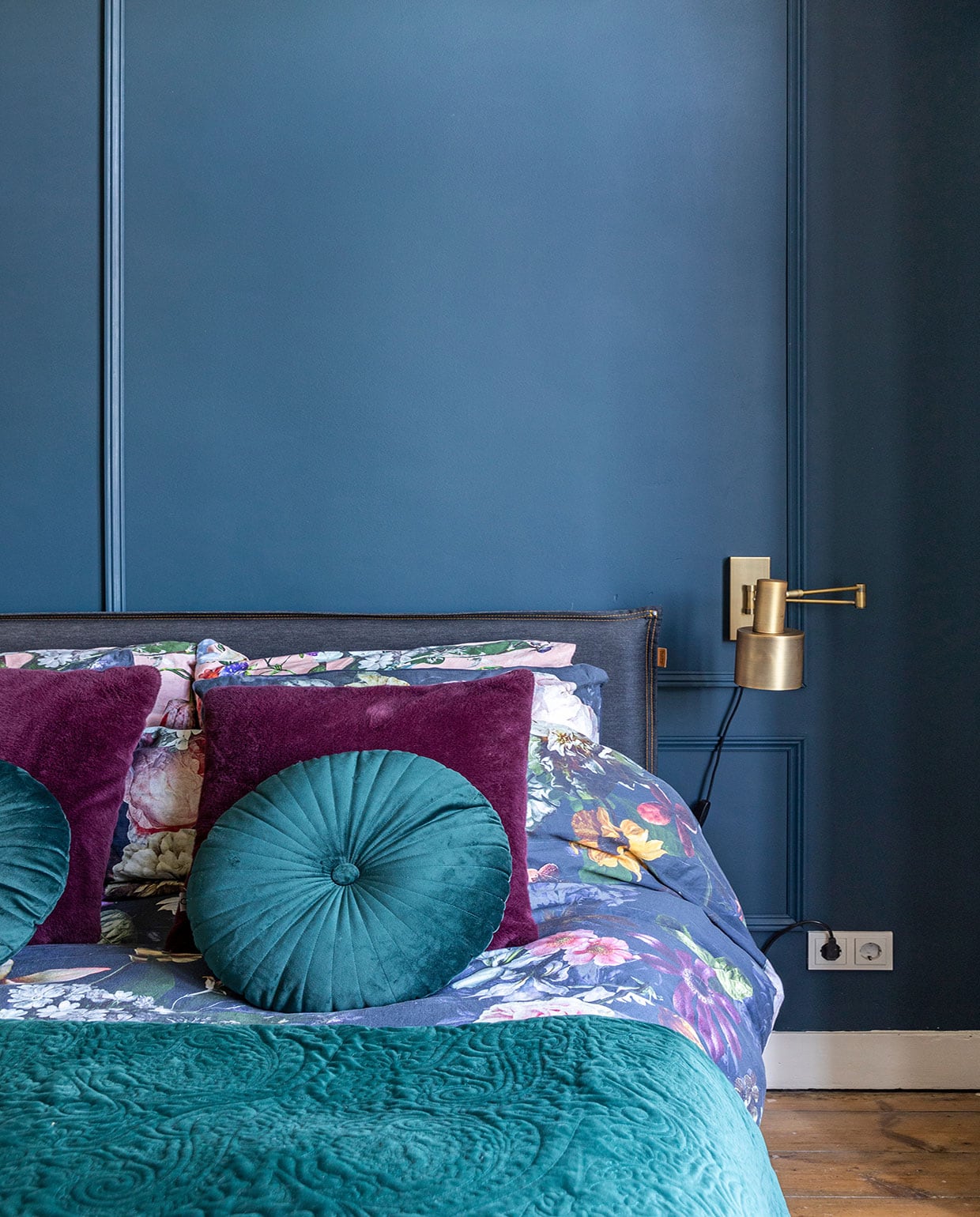 Muurverf Hague Blue Farrow &amp; Ball, originele vloer uit 1889, bed Auping, wandlamp Karwei, beddengoed bloemenprint, wollen plaid, paars kussen en rond kussen Essenza.