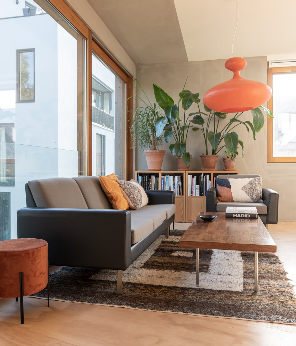 Bank en fauteuil Artifort bank uit jaren 60, hanglamp Kundalini E.T.A. Sat, poef Kwantum, oranje kussen gemaakt door Peters moeder, wollen kussens HKliving, salontafel Artifort KBD Liang Ie, boekenkasten Ikea, vloerkleed handgemaakt in Spanje, terracotta potten en schotels Intratuin en Ikea