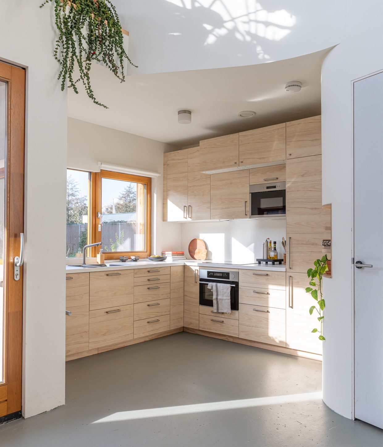 Keuken Ikea met Askersund fronten, vierkante bakjes vintage, fruitschaal Action, houten snijplank Dille &amp; Kamille, dienblad met poten H&amp;M Home.