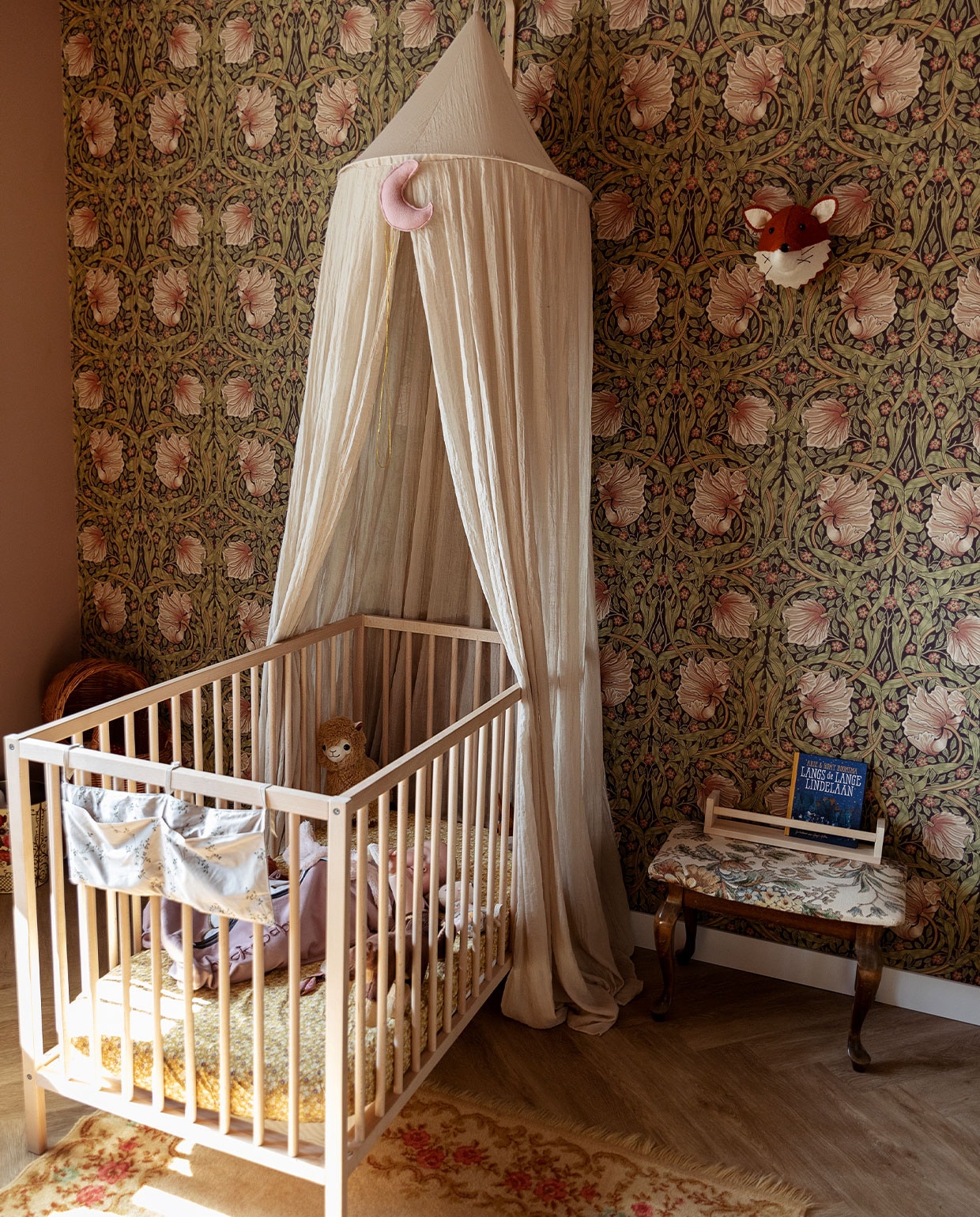 Bed Ikea. Klamboe Jollein via Studio Jules. Behang Morris &amp; Co. Kleed Marktplaats. Kruk kringloop. Houder Ikea. Vos aan wand Fiona Walker England. vtwonen 10-2021 | Styling Ilona Jongepier | Fotografie Dana van Leeuwen | Tekst Anne van den Dool