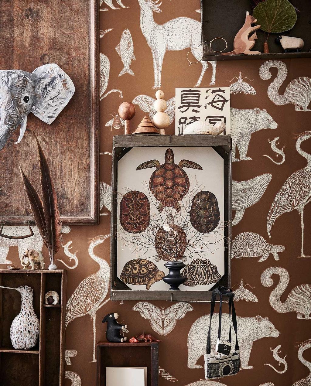 Behang Animals van Katie Scott in kleur Toffee € 99,- (fermliving.com). Oud houten dienblad € 45,-, houten lade € 10,- (burbri.nl). Houten kistjes van de groenteboer geschilderd in Peppery Black No. 71 (vestingh.nl). Handgemaakte houten boompjes € 19,50 (bymolle.com). Papier-maché olifant en grutto gemaakt door Babette Hofstede, prijs op aanvraag (babetteswereld.com). Soapstone Animal Shape schildpad € 5,75, stenen vanaf € 4,25 (iine.nl). Houten kangoeroe € 13,50, houten ezel en schaap vanaf € 11,95 (ilovespeelgoed.nl). Zwart koraal € 130,- (allestedlund.com). Beeldje olifant kringloopvondst. Overig privébezit. vtwonen 13-2021 kids special | styling Kim van Rossenberg | fotografie Sjoerd Eickmans | Assistentie Sanne van der Beek, Judie Jonker, Kim Suos