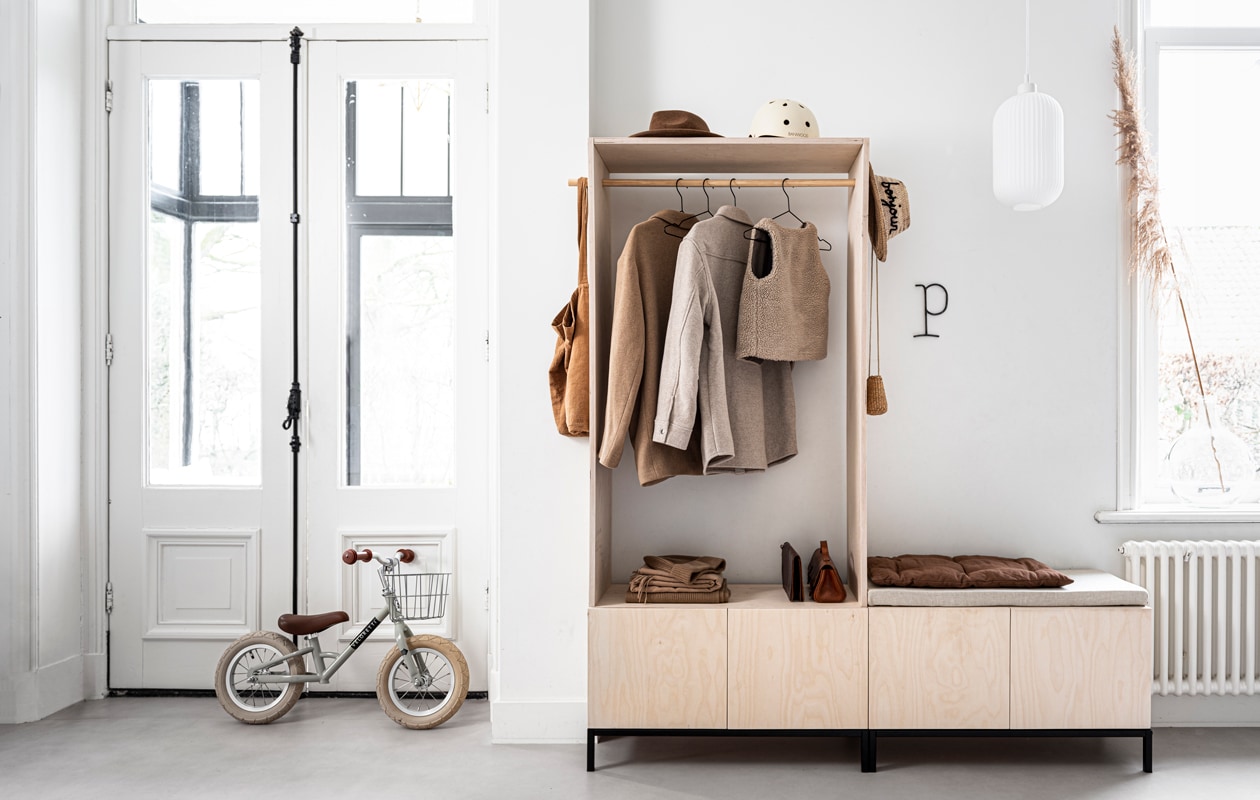 Zwart onderstel Lowercase, 81x35x12, zwarte kledinghangers van Hay, set van 5, hanglamp Nordlux Milford, 33,5×20 cm (hxØ), vloerkleed van zeegras, Ø 120 cm (vtwonen.nl). Loopfiets (veloretti.nl). Karamelkleurige katoenen tas van Repose Amsterdam (fishonthemoon.com). Bruine wollen hoed (stradivarius.com). Helm cream (banwood.com). Jassen, sjaals en muts, schoenen (stories.com). Kinder bodywarmer (zara.com). IJzeren letter P (stoermetaal.nl). Lichtkussen is zelfgemaakt van schuim, 81×35 cm (abs-schuimplastichuis) met linnen stof (deboerenbonthal.nl). Donkerbruin kussen Futon Aki cushion, 60x34x3-4 cm (woodchuck.nl). Leren tasjes, rieten hoed, rieten tasje, kinderschoenen privébezit.
