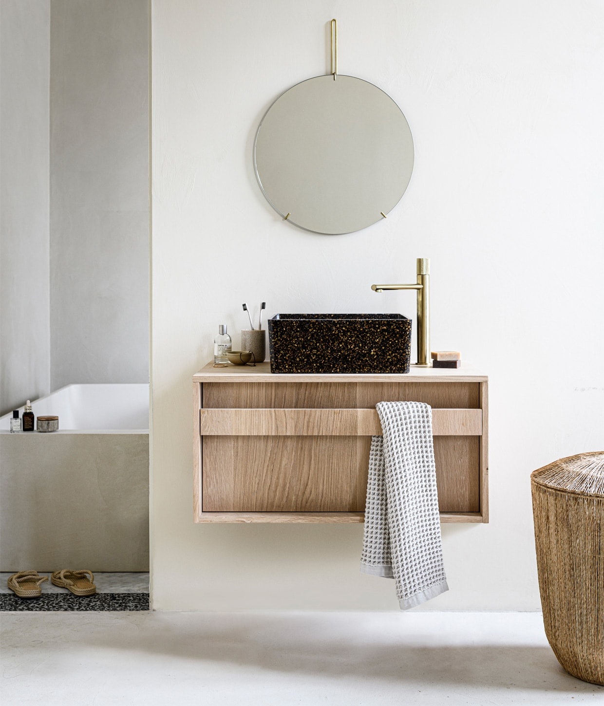 Kleur op de muur Mikonos van We Are Wow Makers, prijs op aanvraag (anoukb.com). Messing spiegel van Moebe, 50 cm (Ø) € 175,-, wastafel van houtcomposiet bestaande uit echte houtsnippers WB07 in kleur Root € 719,95 (aedamanthony.nl). Hoge wastafelkraan van geborsteld messing € 199,- (tworooms.nl). Bad ontwerp van Anouk B in samenwerking met Not Only White, prijs op aanvraag (anoukb.com). Zeep € 10,95 (zeeplokaal.nl). Handdoek Mova van Marc O’Polo 50×100 cm € 14,95, schaaltje Juras € 5,90 (vtwonen.nl). Parfum van Le Labo, vanaf € 105,- (skins.nl). Tandenborstelbeker € 7,99 (hm.com/nl). Tandenborstels van Meraki € 6,95 (Loods5.nl).