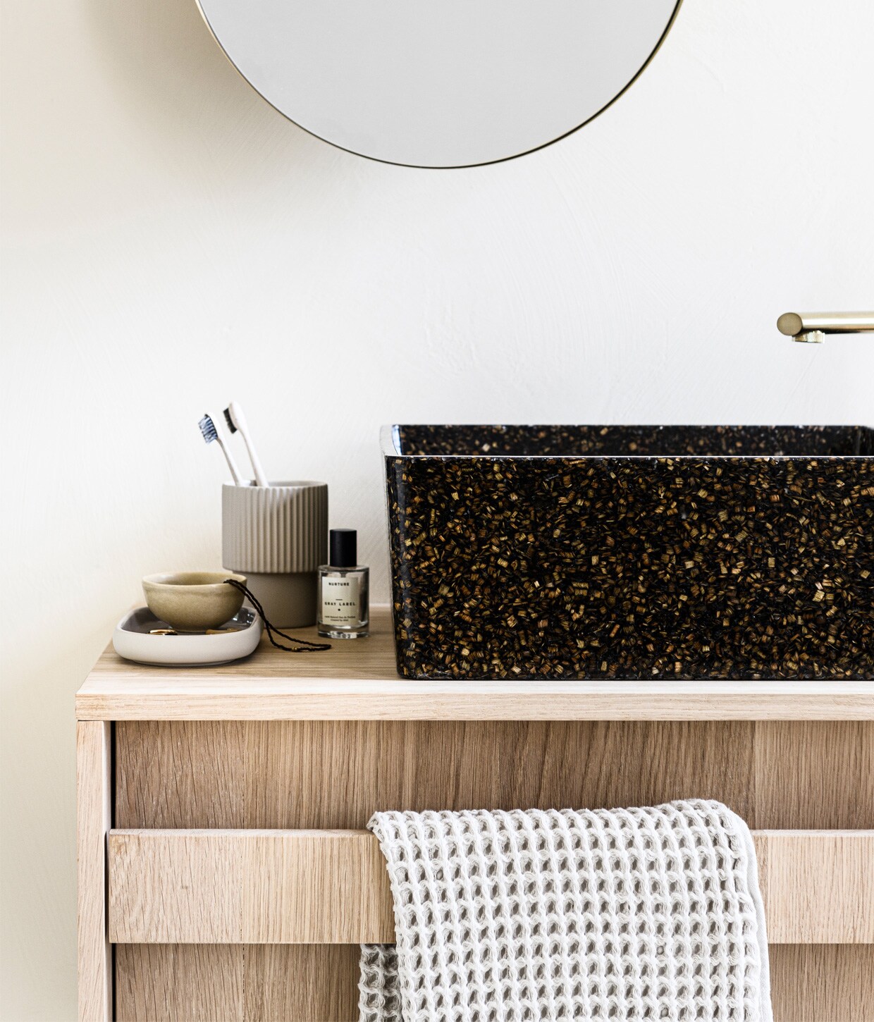 Kleur op de muur Mikonos van We Are Wow Makers, prijs op aanvraag (anoukb.com). Messing spiegel van Moebe, 50 cm (Ø) € 175,-, wastafel van houtcomposiet bestaande uit echte houtsnippers WB07 in kleur Root € 719,95 (aedamanthony.nl). Hoge wastafelkraan van geborsteld messing € 199,- (tworooms.nl). Zeep € 10,95 (zeeplokaal.nl). Handdoek Mova van Marc O’Polo 50×100 cm € 14,95, schaaltje Juras € 5,90 (vtwonen.nl). Parfum van Le Labo, vanaf € 105,- (skins.nl). Tandenborstelbeker € 7,99 (hm.com/nl). Tandenborstels van Meraki € 6,95 (Loods5.nl).