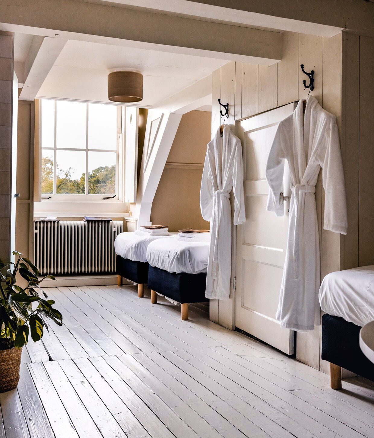 Op zolder, waar ooit het personeel sliep, bevinden zich nu hotelkamers, zoals deze knusse ruimte voor vier personen.