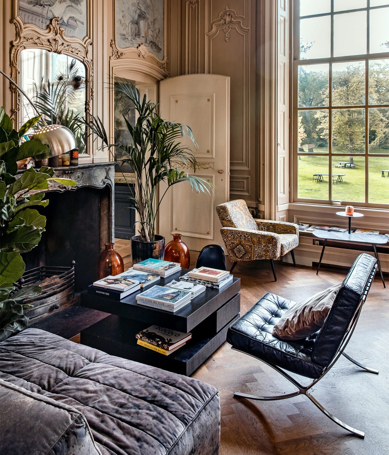 Het landhuis vol rococo-details is een rijksmonument, wat betekent dat er flink wat restricties zijn wat aanpassingen betreft. Toch is het verre van klassiek geworden, dankzij de mix van vintage designmeubels, weelderige planten en funky accessoires.