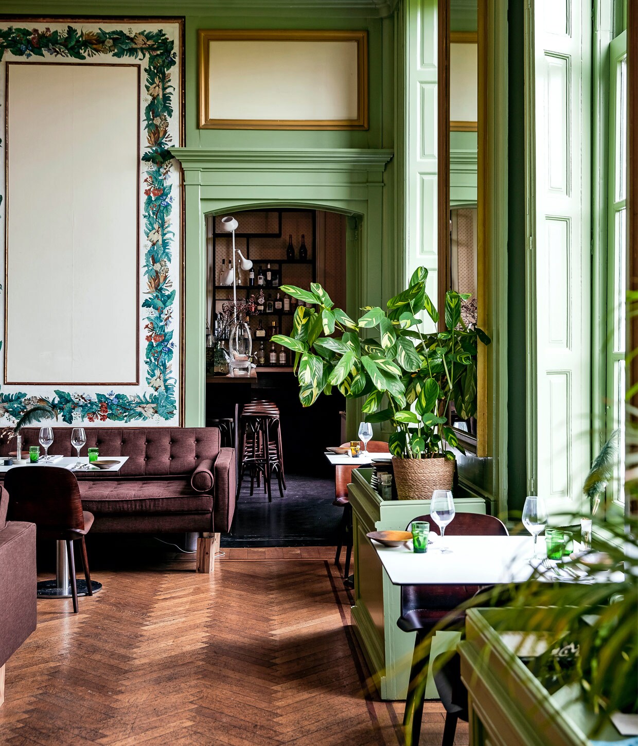Het restaurant heeft de authentieke kleur groen, met op de wanden handgeschilderde guirlandes en plafonds vol ornamenten.