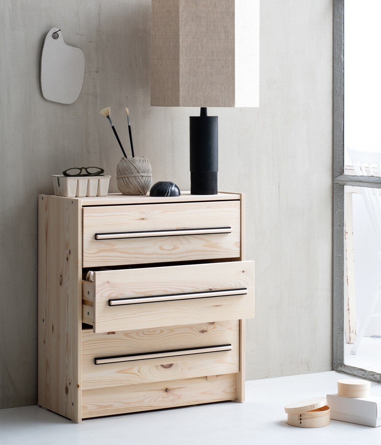 Matzwarte lampvoet Caro M, Ø 10, hoogte 37 cm € 41,95 (karwei.nl). Lampenkap Hexagon van HKliving van naturel linnen € 74,95 (deens.nl). Midori Pulp Card Box White € 9,90 (buitendelijntjesshop.com). Houten bakjes per 2 € 3,73, bril € 3,44, schilderspalet keramiek € 10,96, kwasten (sostrenegrene.com). Marmeren bakje € 12,99 (hm.com). Klos hennep touw € 2,95 (binnenenbuitenharlingen.nl)