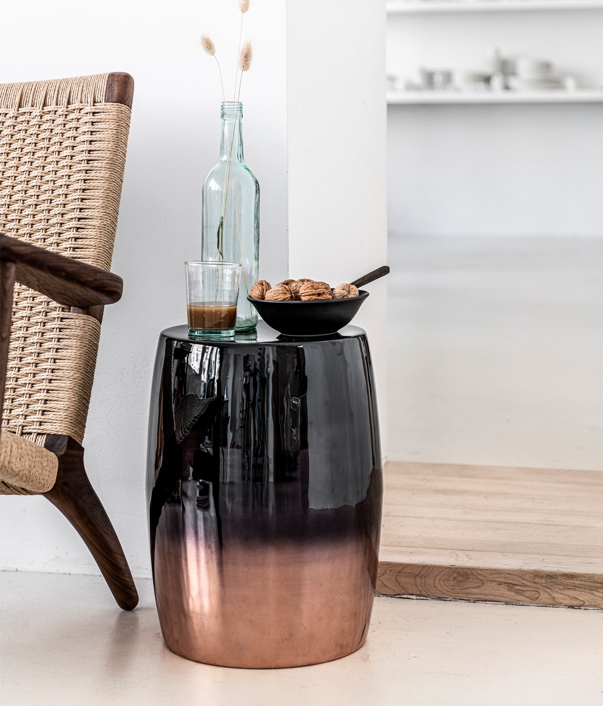 Metalen kruk zwart/bruin dégradé, 31x41cm (Øxh) € 79,95 (ook in blauw/koper). Matte porseleinen kom, 18 cm (Ø) € 7,95, ook in 15 cm (Ø) € 6,95. M.m.v. pantoufle-design.nl (fauteuil). Overig privébezit.