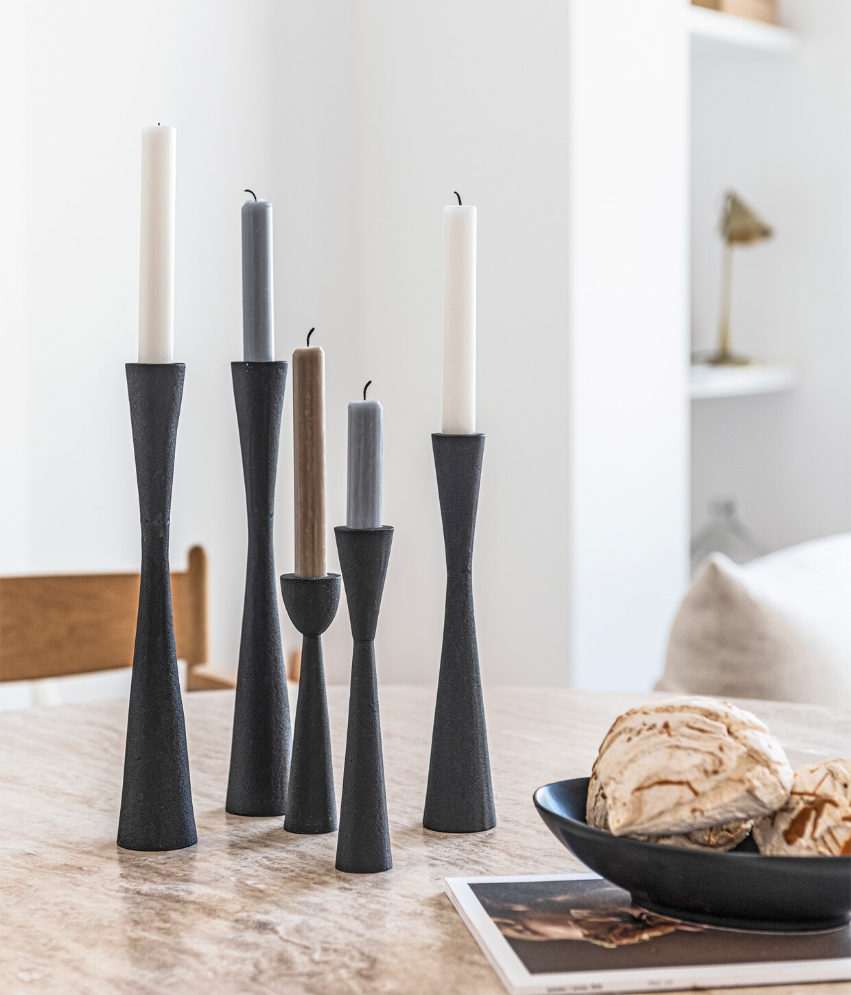 Metalen kandelaars, 16-30 cm (h) vanaf € 14,95, bord, 20 cm (Ø) € 7,50. M.m.v. pantoufle-design.nl (stoelen, tafel).