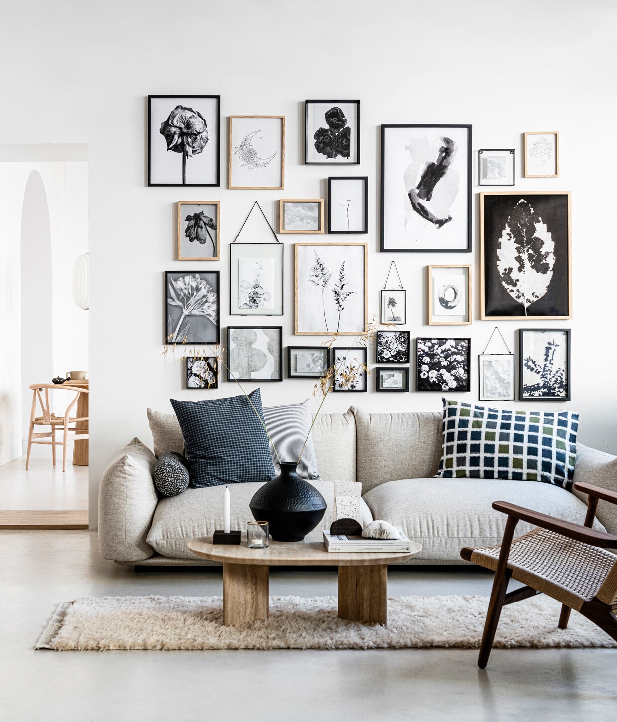 Houten en metalen fotolijsten in zwart, goud en naturel, diverse formaten vanaf 18×13,5×4 cm (lxbxd) € 8,95, houten kandelaar,10x10x4 cm (bxdxh) € 7,95, halfronde multifunctionele kaarten-/ takjeshouder,10x4x10 cm (bxdxh) € 7,95, glas met gouden rand, 8×10 cm (Øxh) € 7,95. M.m.v. pantoufle-design.nl (salontafel, bank, vloerkleed, fauteuil, tafel, stoelen, hanglamp). Overig privébezit.