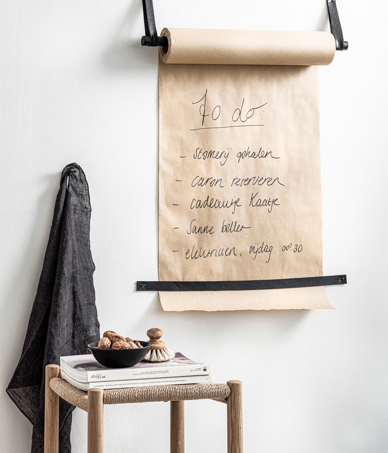 Wandrolhouder met leren lussen (inclusief papier) 63×6 cm (bxh) € 29,95, ook met metalen houders 63x15cm (bxh) € 49,95. Papieren rol 25 meter € 19,95, 50 meter € 29,95. Linnen theedoek, 60×60 cm € 12,95 (ook in donkergrijs en naturel). M.m.v. pantoufle-design.nl (kruk). Overig privébezit