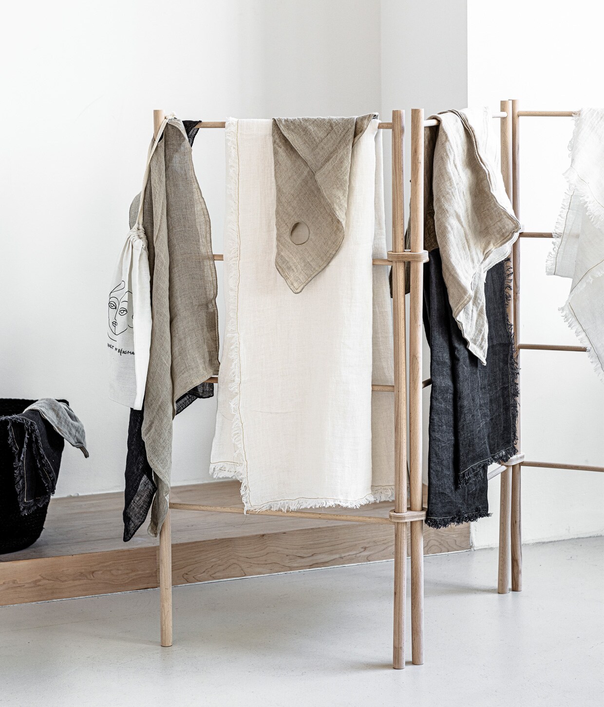 Donkergrijze linnen theedoek, 60×60 cm € 12,95, 3x naturel linnen theedoek, 60×60 cm, per stuk € 12,95, 2x witte linnen tafelloper, 50×150 cm € 34,95, donkergrijze linnen tafelloper, 50×150 cm € 34,95. M.m.v. pantoufle-design.nl (droogrek). Overig privébezit.